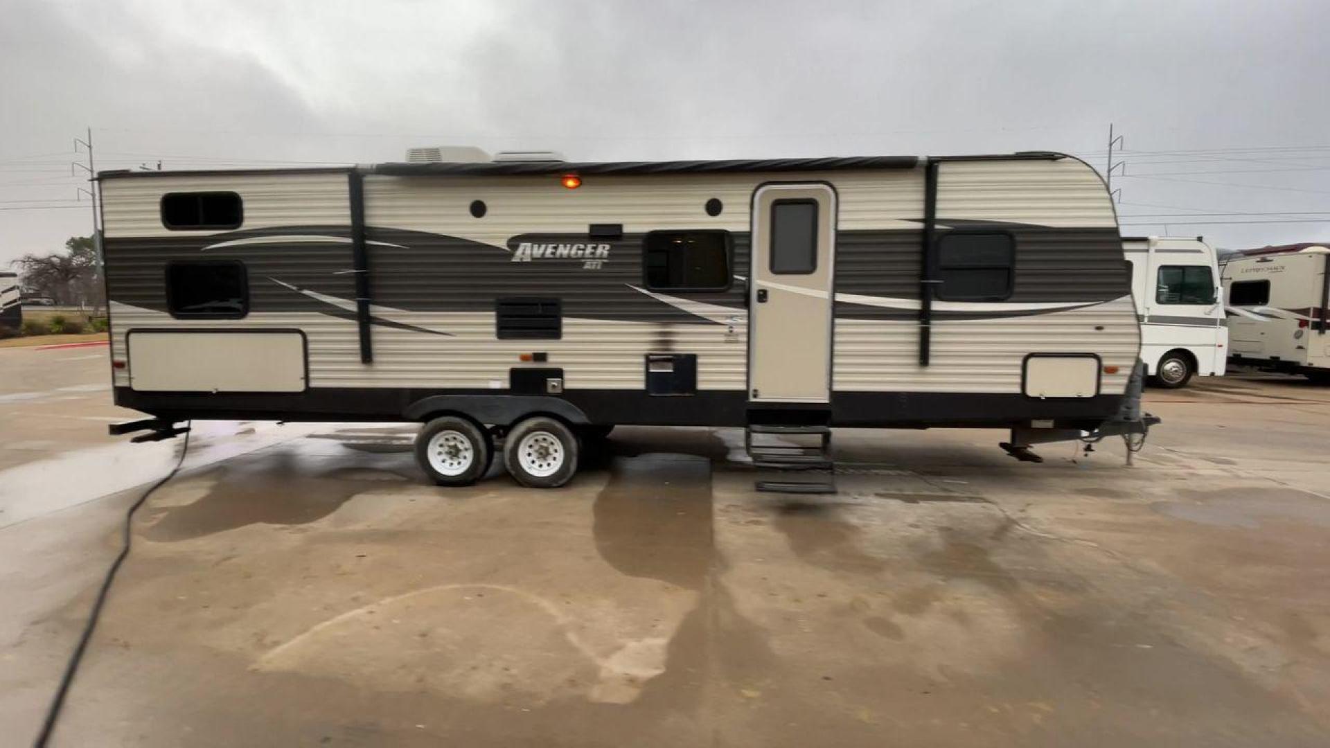 2017 WHITE AVENGER 27DBS - (5ZT2AVSB6HB) , Length: 32.92 ft. | Dry Weight: 6,652 lbs. | Gross Weight: 9,521 lbs. | Slides: 1 transmission, located at 4319 N Main St, Cleburne, TX, 76033, (817) 678-5133, 32.385960, -97.391212 - Photo#2