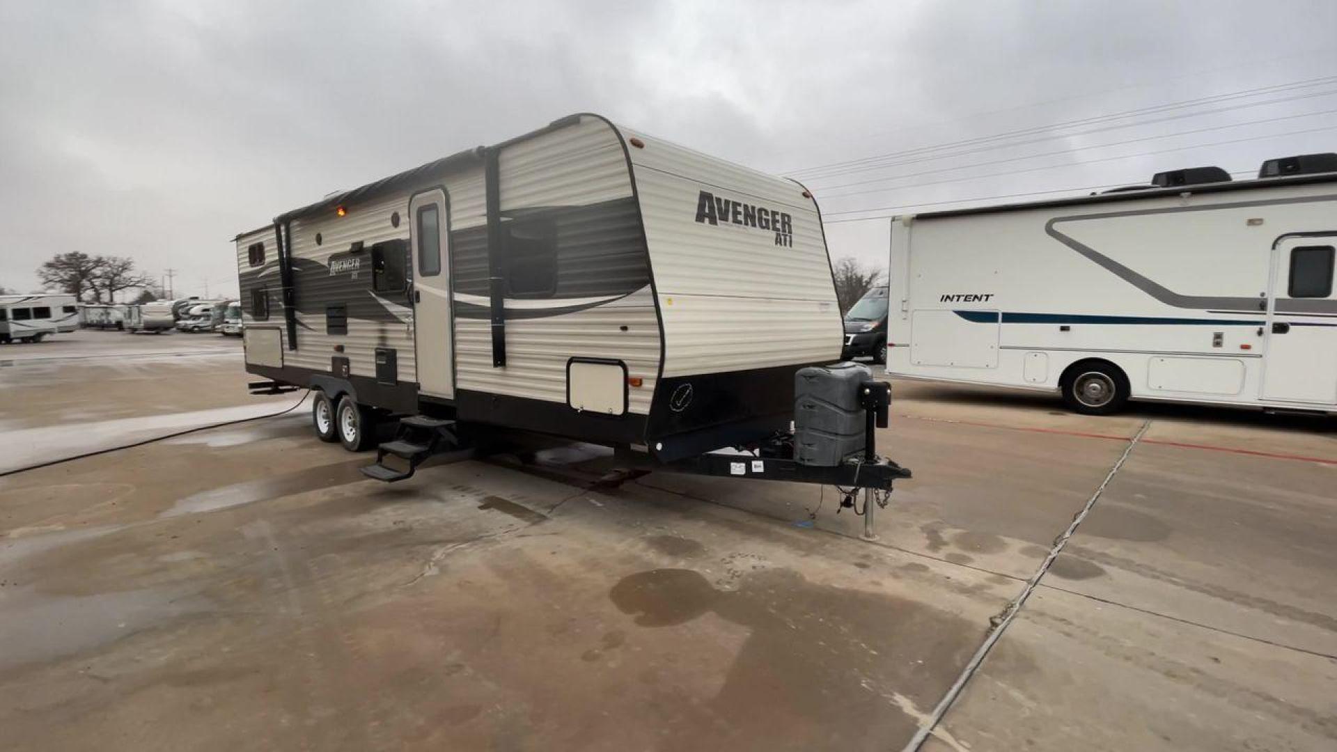 2017 WHITE AVENGER 27DBS - (5ZT2AVSB6HB) , Length: 32.92 ft. | Dry Weight: 6,652 lbs. | Gross Weight: 9,521 lbs. | Slides: 1 transmission, located at 4319 N Main St, Cleburne, TX, 76033, (817) 678-5133, 32.385960, -97.391212 - Photo#3