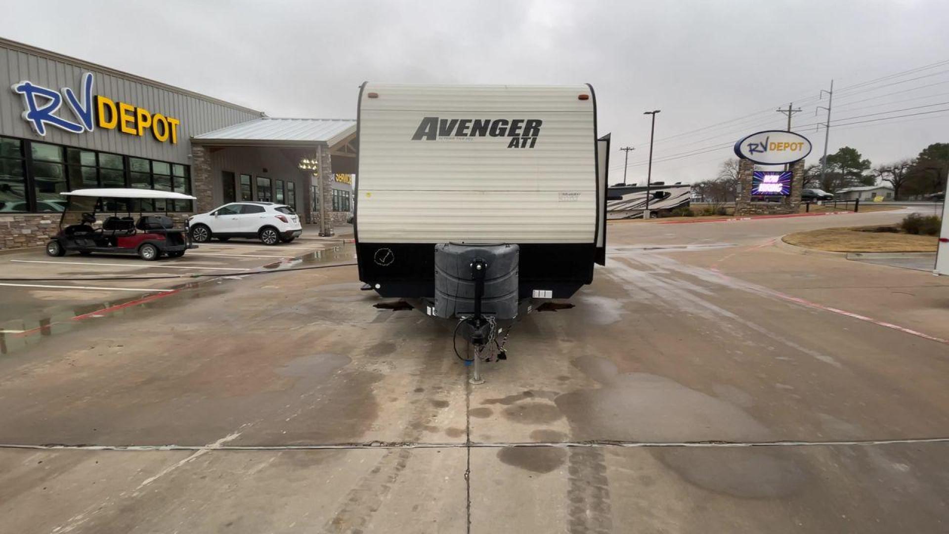 2017 WHITE AVENGER 27DBS - (5ZT2AVSB6HB) , Length: 32.92 ft. | Dry Weight: 6,652 lbs. | Gross Weight: 9,521 lbs. | Slides: 1 transmission, located at 4319 N Main St, Cleburne, TX, 76033, (817) 678-5133, 32.385960, -97.391212 - Photo#4