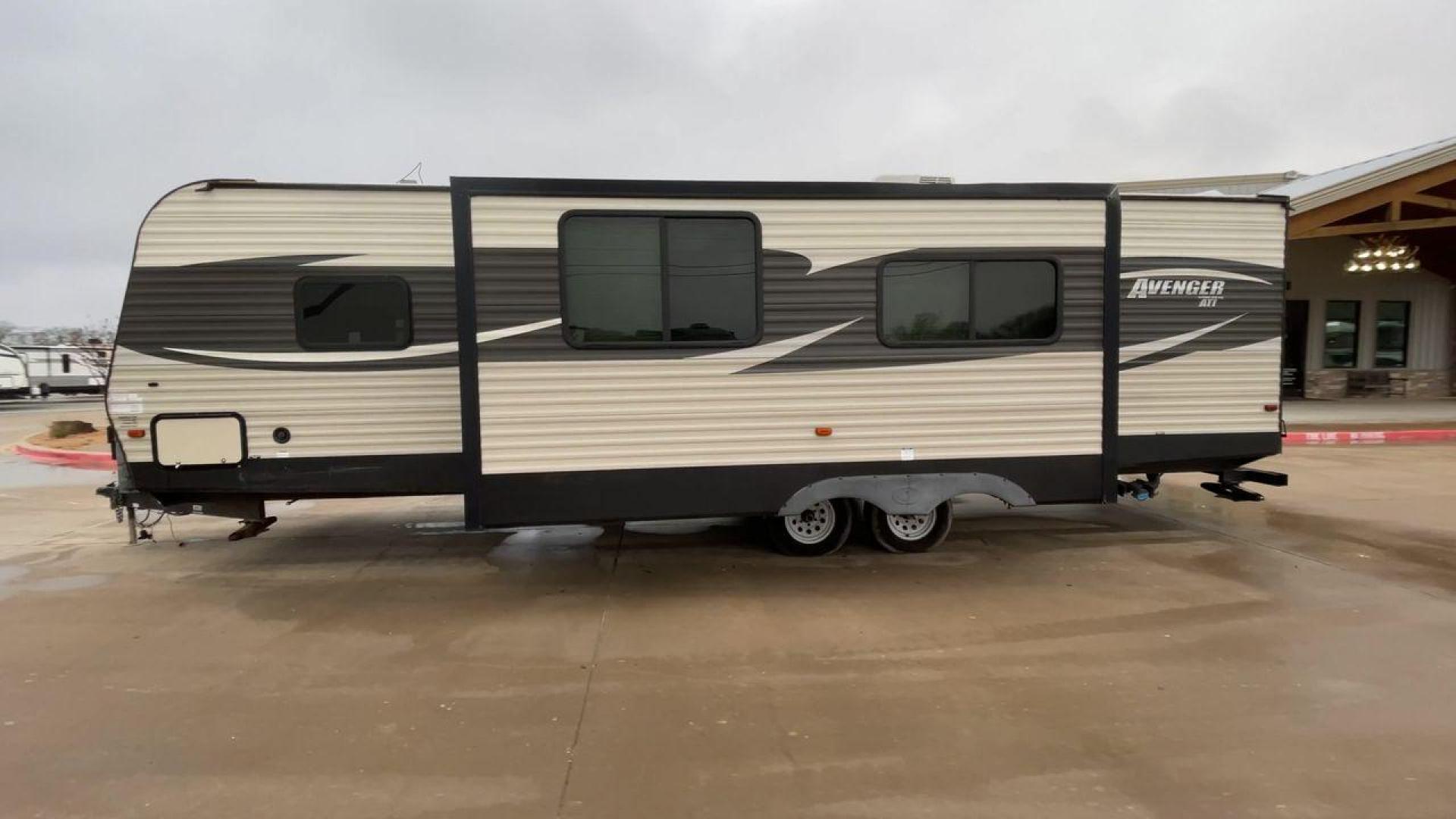 2017 WHITE AVENGER 27DBS - (5ZT2AVSB6HB) , Length: 32.92 ft. | Dry Weight: 6,652 lbs. | Gross Weight: 9,521 lbs. | Slides: 1 transmission, located at 4319 N Main St, Cleburne, TX, 76033, (817) 678-5133, 32.385960, -97.391212 - Photo#6