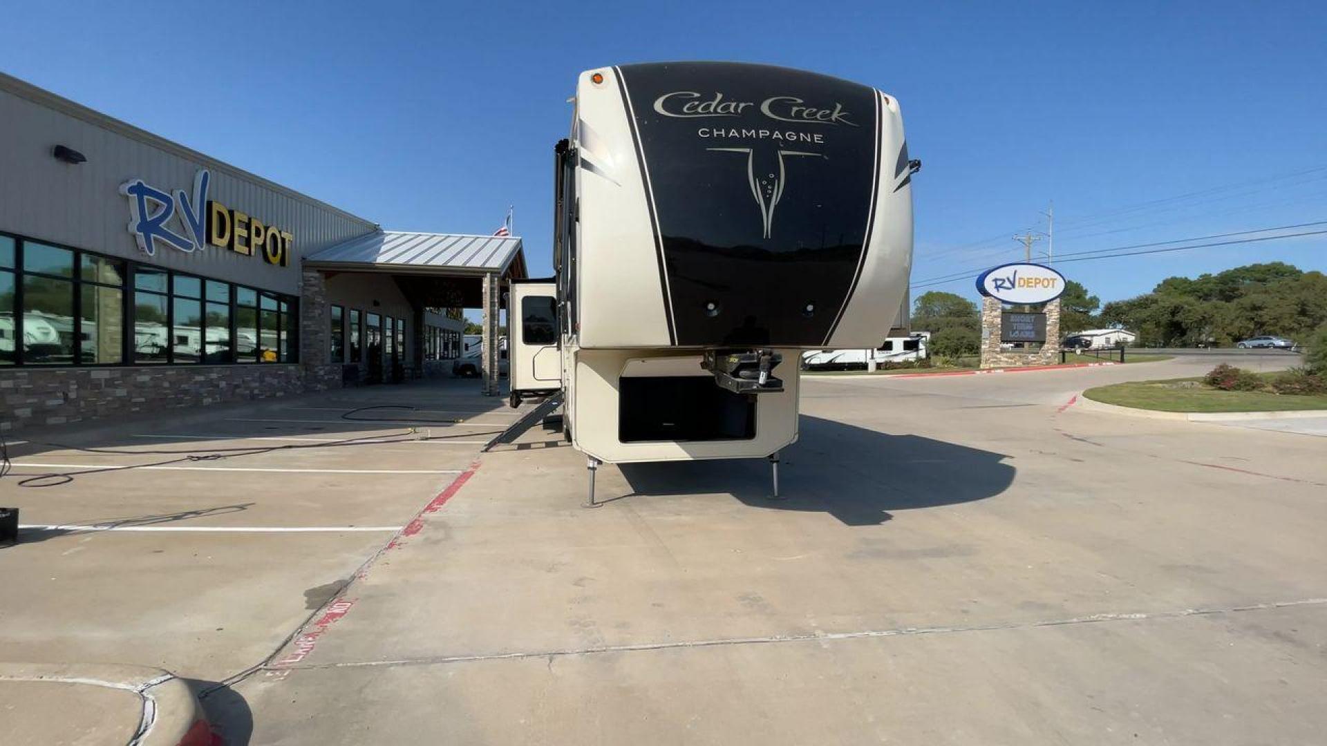 2017 CEDAR CREEK 38ERK - (4X4FCRP23HS) , Length: 41.5 ft. | Dry Weight: 14,165 lbs. | Gross Weight: 18,000 lbs. | Slides: 4 transmission, located at 4319 N Main St, Cleburne, TX, 76033, (817) 678-5133, 32.385960, -97.391212 - Photo#4