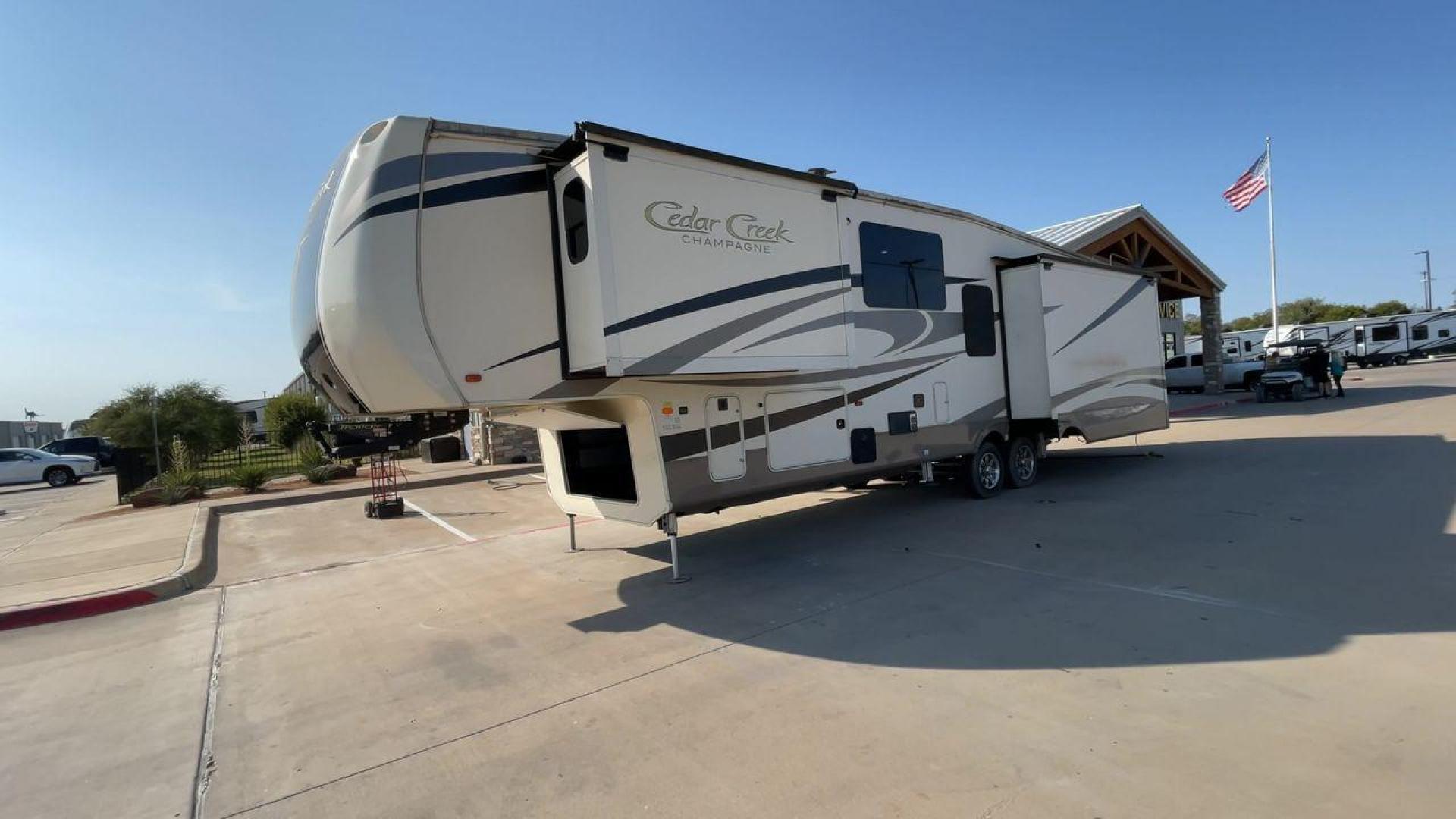 2017 CEDAR CREEK 38ERK - (4X4FCRP23HS) , Length: 41.5 ft. | Dry Weight: 14,165 lbs. | Gross Weight: 18,000 lbs. | Slides: 4 transmission, located at 4319 N Main St, Cleburne, TX, 76033, (817) 678-5133, 32.385960, -97.391212 - Photo#5