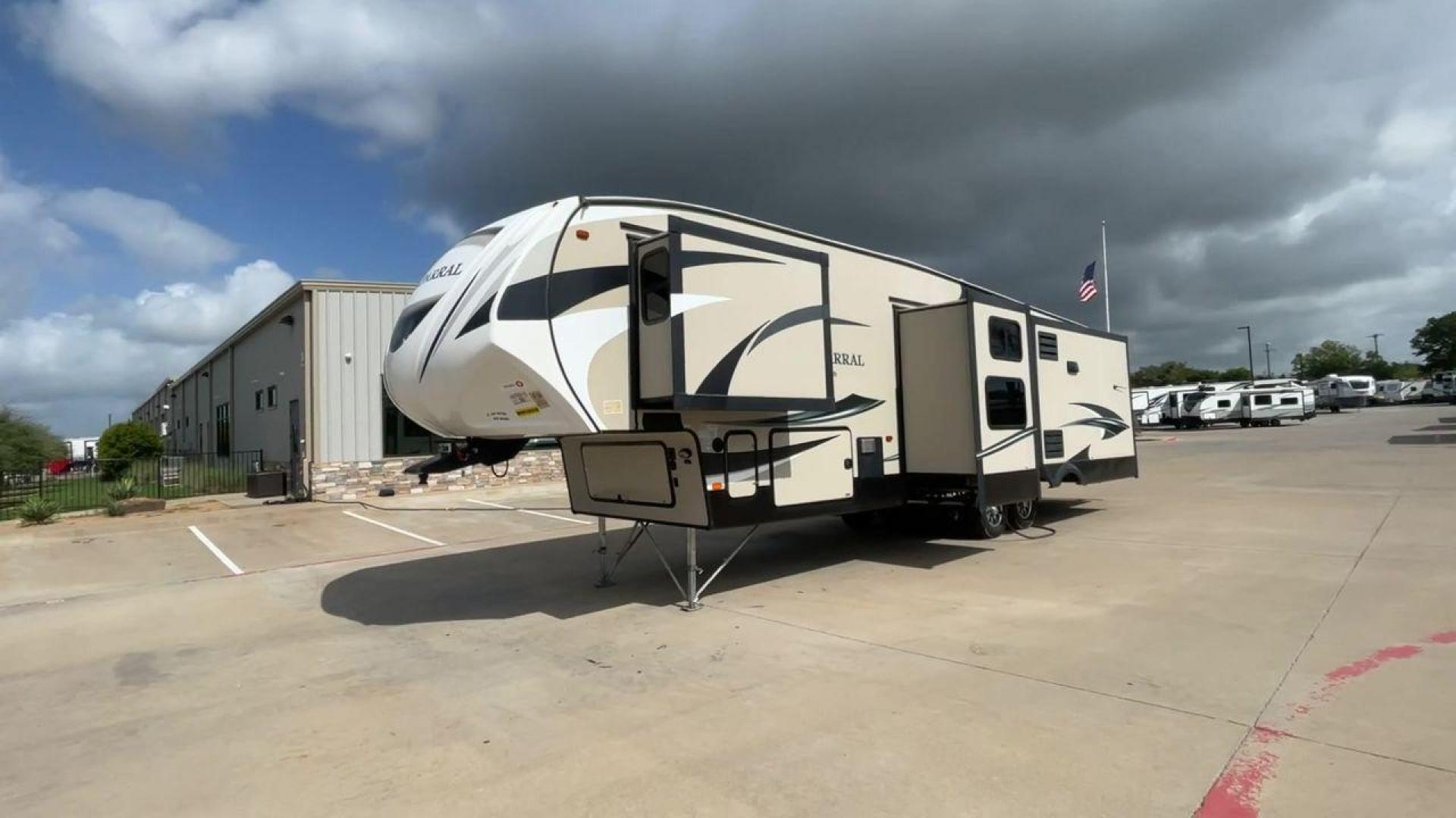 2017 COACHMEN CHAPARRAL 360IBL (5ZT3CH1B0HA) , Length: 39.67 ft. | Dry Weight: 11,449 lbs. | Gross Weight: 14,000 lbs. | Slides: 4 transmission, located at 4319 N Main St, Cleburne, TX, 76033, (817) 678-5133, 32.385960, -97.391212 - Photo#5