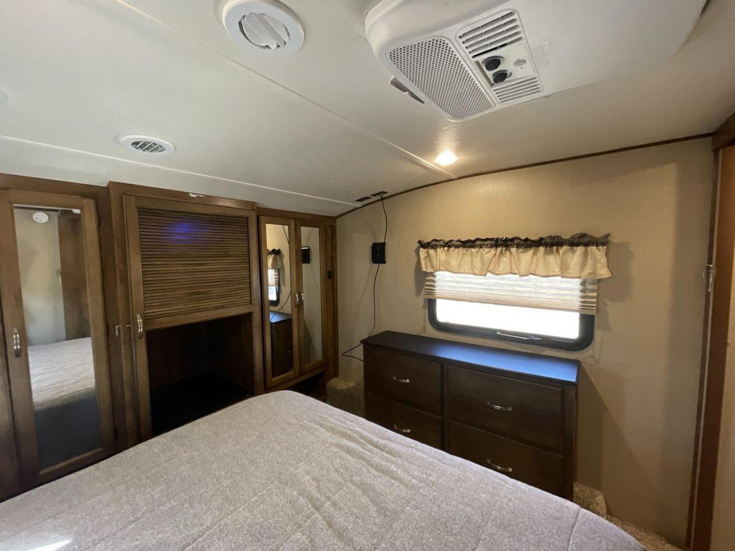 2017 COACHMEN CHAPARRAL 360IBL (5ZT3CH1B0HA) , Length: 39.67 ft. | Dry Weight: 11,449 lbs. | Gross Weight: 14,000 lbs. | Slides: 4 transmission, located at 4319 N Main St, Cleburne, TX, 76033, (817) 678-5133, 32.385960, -97.391212 - Photo#18