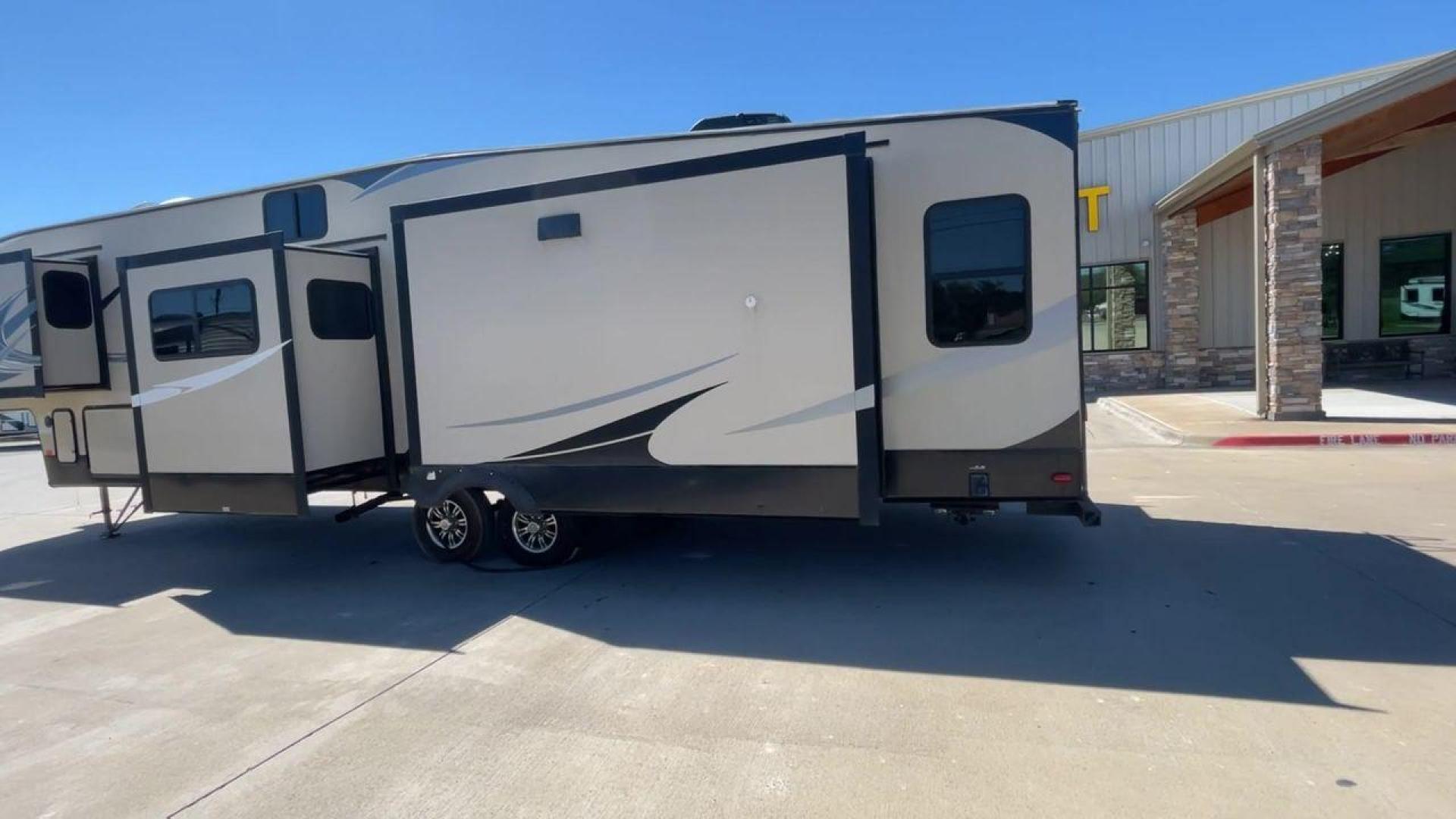 2017 COACHMEN CHAPARRAL 392MBL (5ZT3CH4B0HA) , Length: 41.75 ft. | Dry Weight: 12,520 lbs. | Gross Weight: 14,500 lbs. | Slides: 4 transmission, located at 4319 N Main St, Cleburne, TX, 76033, (817) 678-5133, 32.385960, -97.391212 - Photo#7