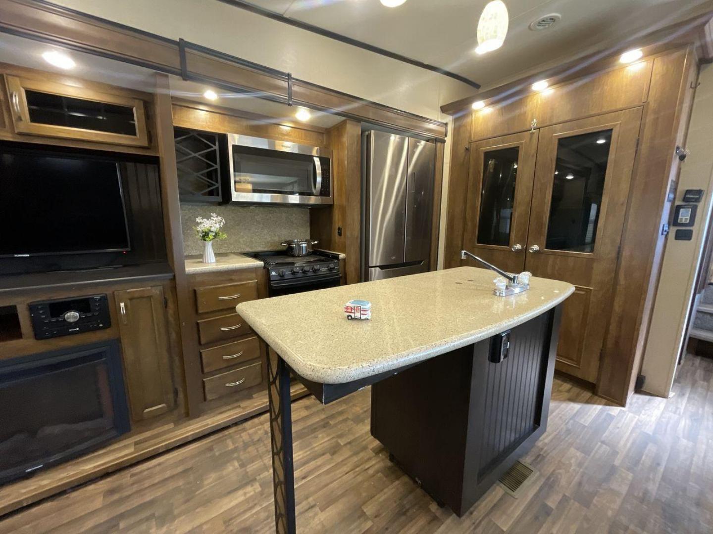 2017 COACHMEN CHAPARRAL 392MBL (5ZT3CH4B0HA) , Length: 41.75 ft. | Dry Weight: 12,520 lbs. | Gross Weight: 14,500 lbs. | Slides: 4 transmission, located at 4319 N Main St, Cleburne, TX, 76033, (817) 678-5133, 32.385960, -97.391212 - Photo#10