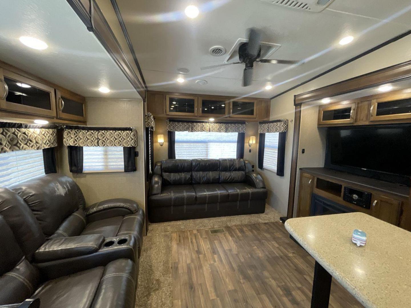 2017 COACHMEN CHAPARRAL 392MBL (5ZT3CH4B0HA) , Length: 41.75 ft. | Dry Weight: 12,520 lbs. | Gross Weight: 14,500 lbs. | Slides: 4 transmission, located at 4319 N Main St, Cleburne, TX, 76033, (817) 678-5133, 32.385960, -97.391212 - Photo#11