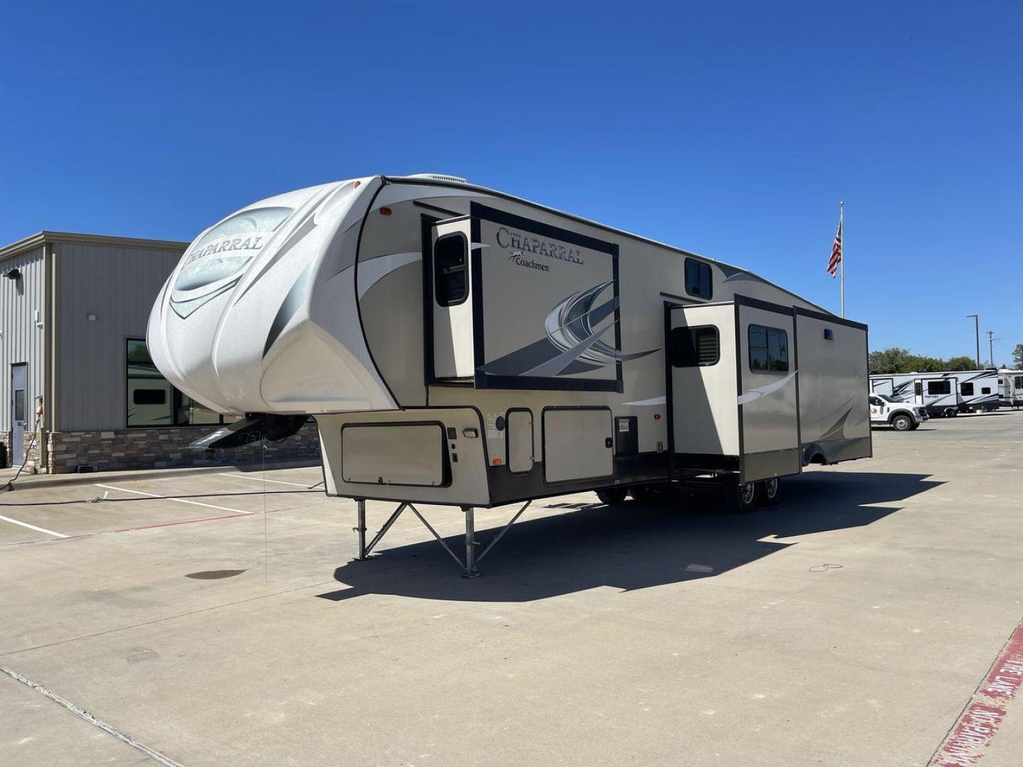 2017 COACHMEN CHAPARRAL 392MBL (5ZT3CH4B0HA) , Length: 41.75 ft. | Dry Weight: 12,520 lbs. | Gross Weight: 14,500 lbs. | Slides: 4 transmission, located at 4319 N Main St, Cleburne, TX, 76033, (817) 678-5133, 32.385960, -97.391212 - Photo#24