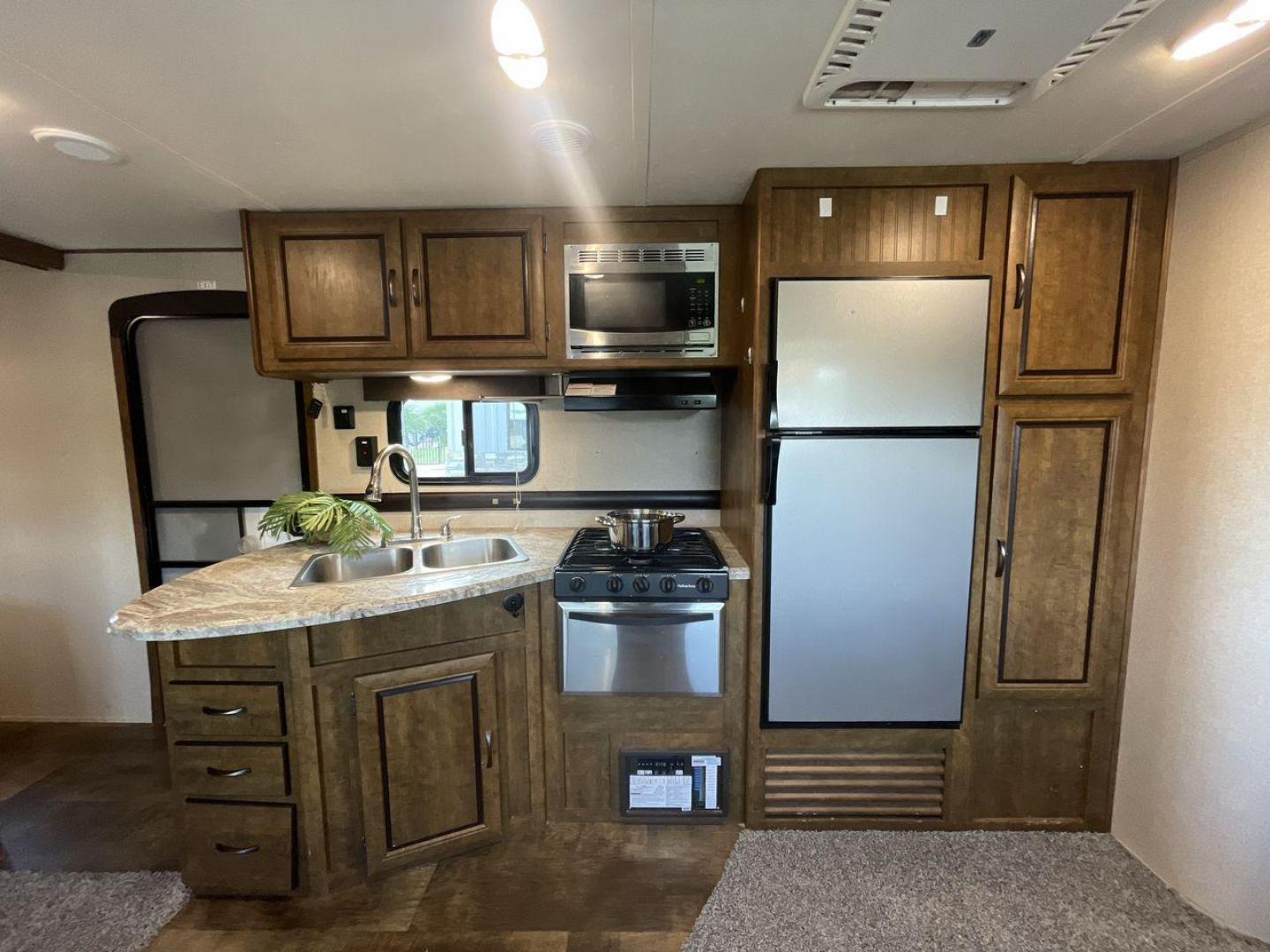 2017 CROSSROADS RV ZINGER 33SB (4V0TC3329HJ) , Length: 37.17 ft.| Dry Weight: 8,298 lbs. | Gross Weight: 9,900 lbs | Slides: 2 transmission, located at 4319 N Main St, Cleburne, TX, 76033, (817) 678-5133, 32.385960, -97.391212 - Photo#10