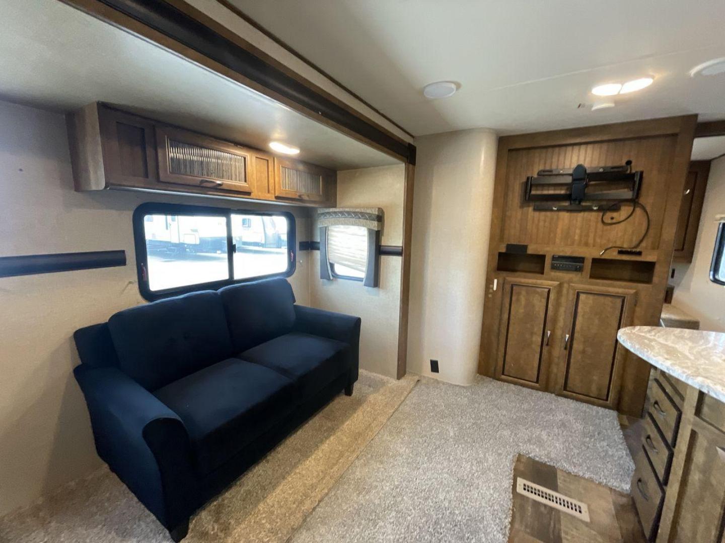 2017 CROSSROADS RV ZINGER 33SB (4V0TC3329HJ) , Length: 37.17 ft.| Dry Weight: 8,298 lbs. | Gross Weight: 9,900 lbs | Slides: 2 transmission, located at 4319 N Main St, Cleburne, TX, 76033, (817) 678-5133, 32.385960, -97.391212 - Photo#11