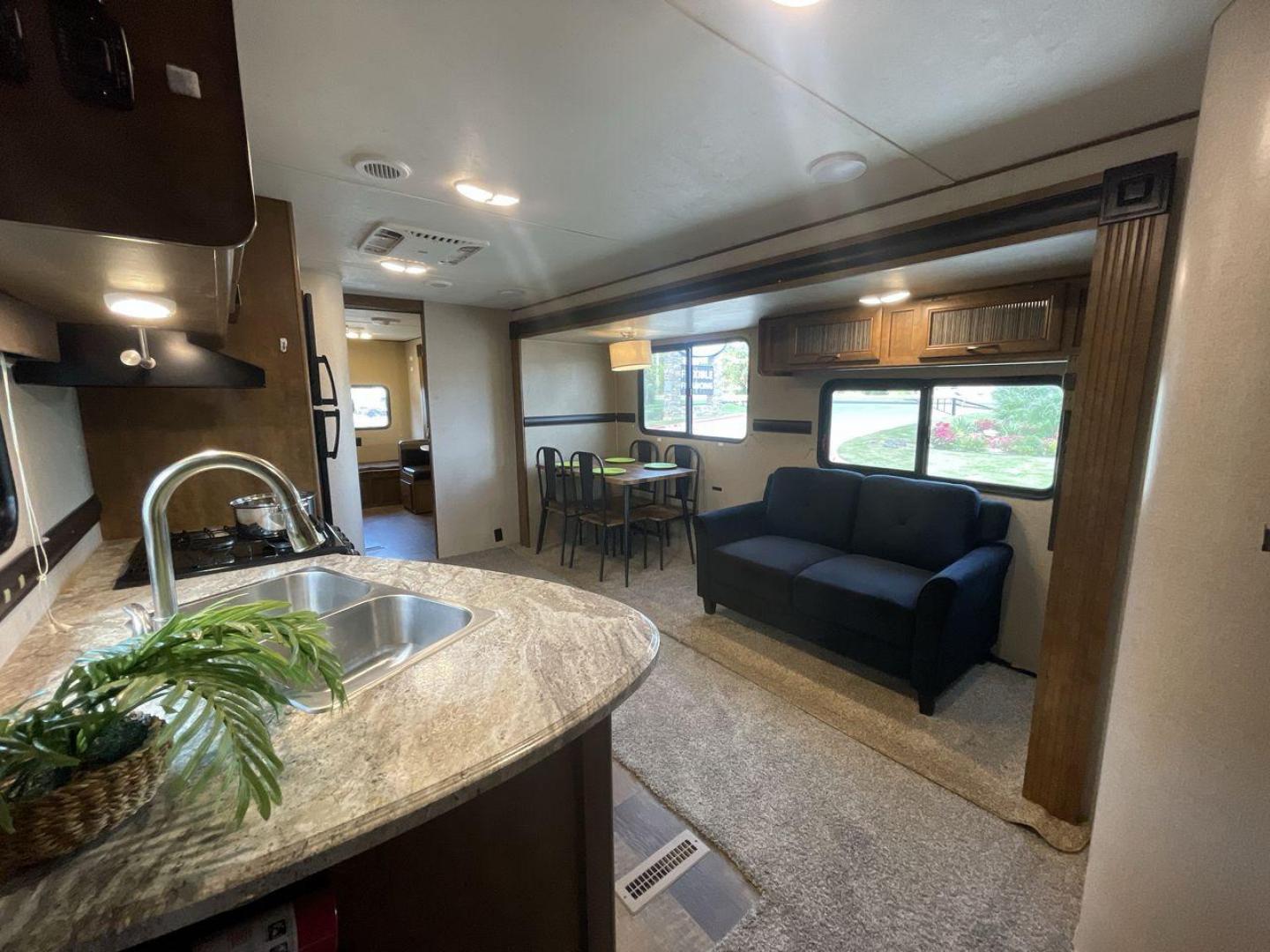 2017 CROSSROADS RV ZINGER 33SB (4V0TC3329HJ) , Length: 37.17 ft.| Dry Weight: 8,298 lbs. | Gross Weight: 9,900 lbs | Slides: 2 transmission, located at 4319 N Main St, Cleburne, TX, 76033, (817) 678-5133, 32.385960, -97.391212 - Photo#12