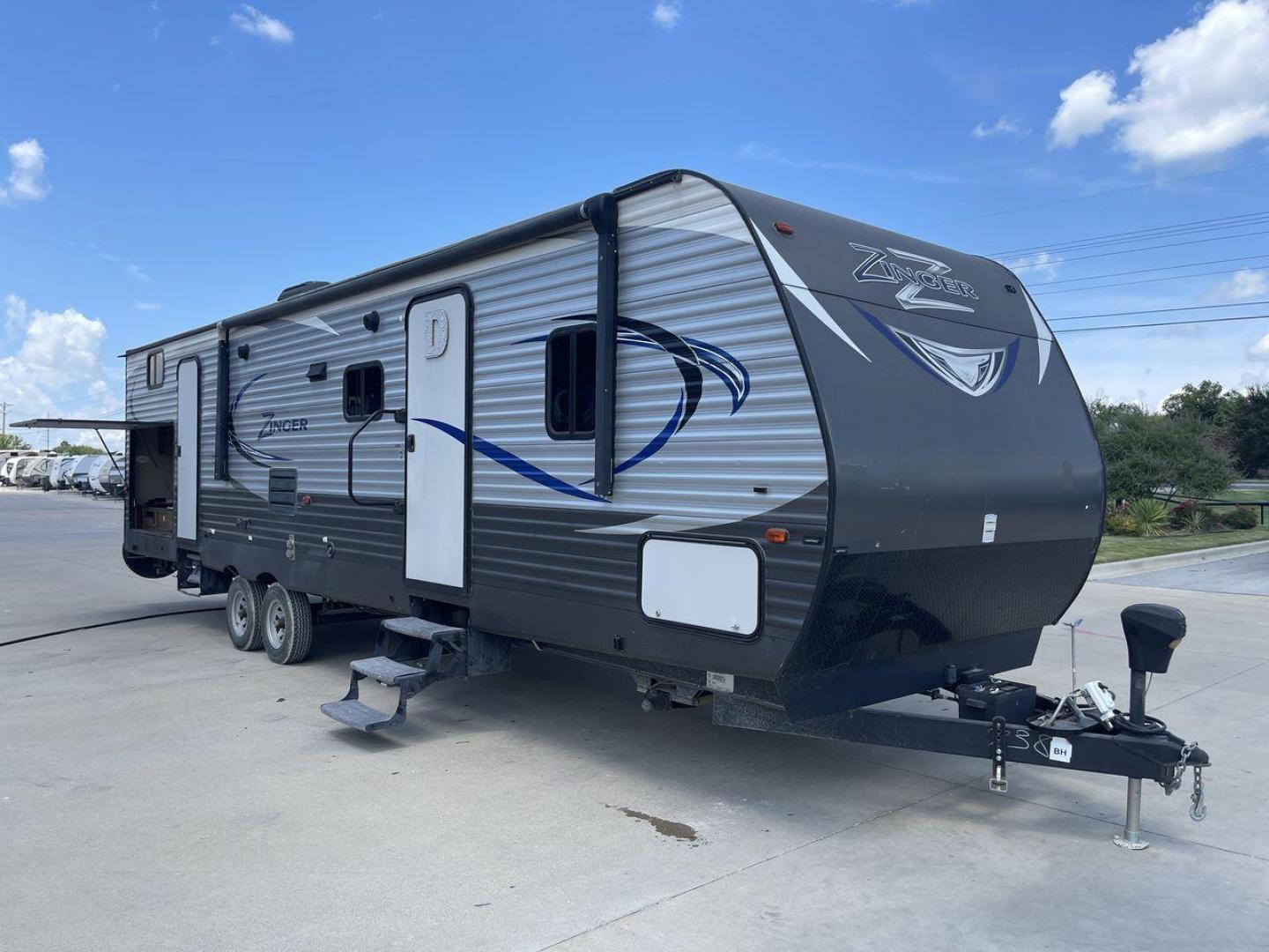 2017 CROSSROADS RV ZINGER 33SB (4V0TC3329HJ) , Length: 37.17 ft.| Dry Weight: 8,298 lbs. | Gross Weight: 9,900 lbs | Slides: 2 transmission, located at 4319 N Main St, Cleburne, TX, 76033, (817) 678-5133, 32.385960, -97.391212 - Photo#23