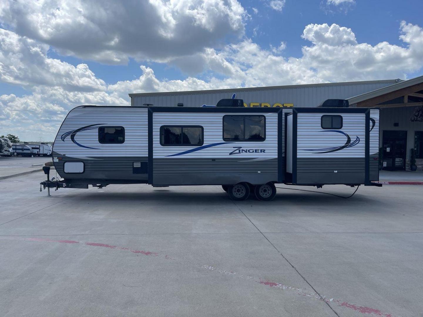 2017 CROSSROADS RV ZINGER 33SB (4V0TC3329HJ) , Length: 37.17 ft.| Dry Weight: 8,298 lbs. | Gross Weight: 9,900 lbs | Slides: 2 transmission, located at 4319 N Main St, Cleburne, TX, 76033, (817) 678-5133, 32.385960, -97.391212 - Photo#24