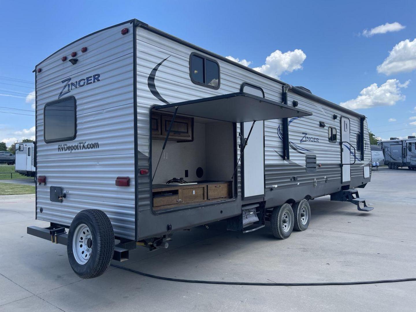 2017 CROSSROADS RV ZINGER 33SB (4V0TC3329HJ) , Length: 37.17 ft.| Dry Weight: 8,298 lbs. | Gross Weight: 9,900 lbs | Slides: 2 transmission, located at 4319 N Main St, Cleburne, TX, 76033, (817) 678-5133, 32.385960, -97.391212 - Photo#25