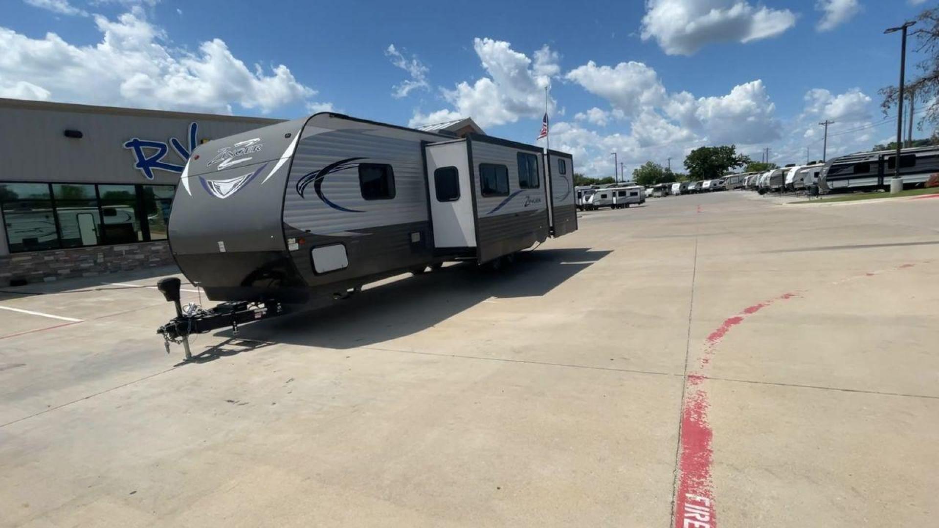 2017 CROSSROADS RV ZINGER 33SB (4V0TC3329HJ) , Length: 37.17 ft.| Dry Weight: 8,298 lbs. | Gross Weight: 9,900 lbs | Slides: 2 transmission, located at 4319 N Main St, Cleburne, TX, 76033, (817) 678-5133, 32.385960, -97.391212 - Photo#5