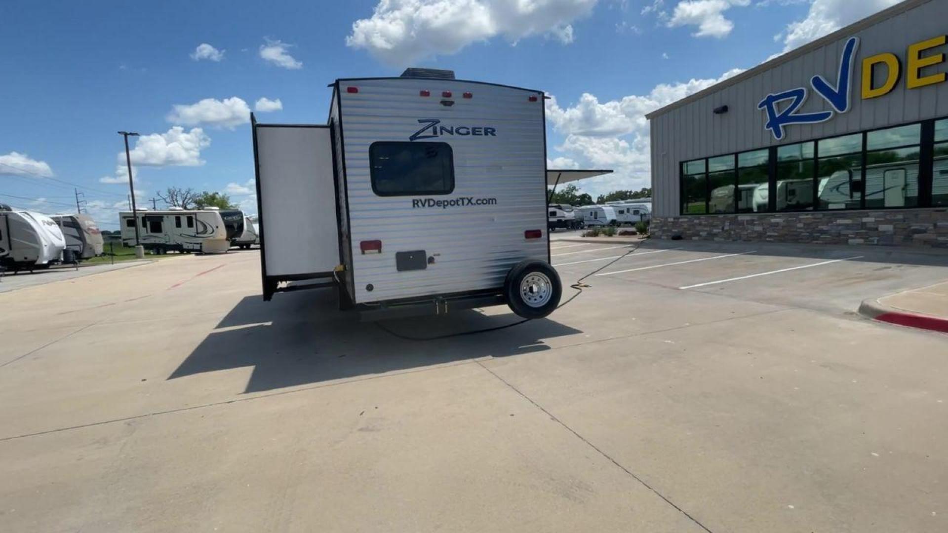 2017 CROSSROADS RV ZINGER 33SB (4V0TC3329HJ) , Length: 37.17 ft.| Dry Weight: 8,298 lbs. | Gross Weight: 9,900 lbs | Slides: 2 transmission, located at 4319 N Main St, Cleburne, TX, 76033, (817) 678-5133, 32.385960, -97.391212 - Photo#8