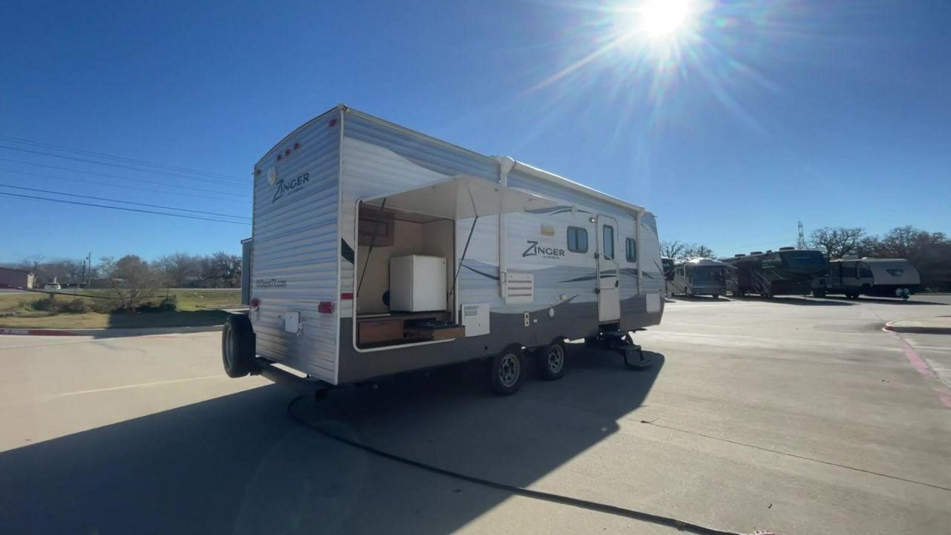 2017 WHITE CROSSROADS ZINGER 25RB (4V0TC2523HJ) , Length: 29.5 ft. | Dry Weight: 6,276 lbs. | Gross Weight: 7,870 lbs. | Slides: 1 transmission, located at 4319 N Main St, Cleburne, TX, 76033, (817) 678-5133, 32.385960, -97.391212 - Photo#1