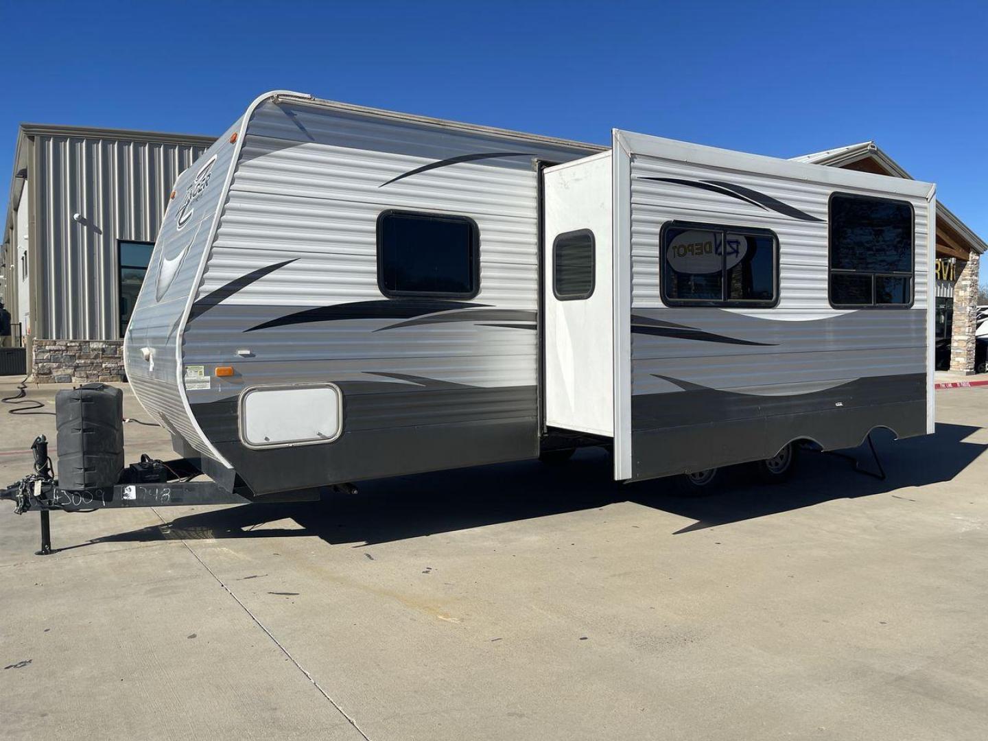 2017 WHITE CROSSROADS ZINGER 25RB (4V0TC2523HJ) , Length: 29.5 ft. | Dry Weight: 6,276 lbs. | Gross Weight: 7,870 lbs. | Slides: 1 transmission, located at 4319 N Main St, Cleburne, TX, 76033, (817) 678-5133, 32.385960, -97.391212 - Photo#21