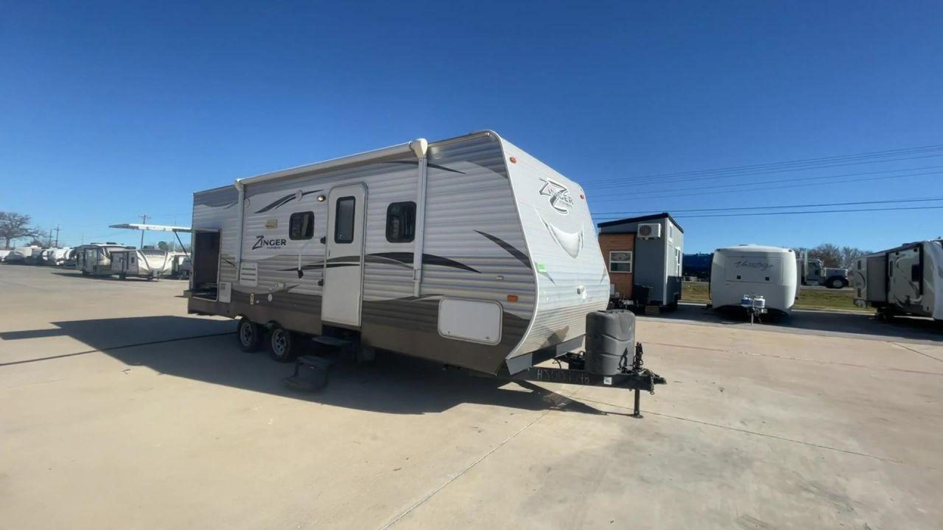 2017 WHITE CROSSROADS ZINGER 25RB (4V0TC2523HJ) , Length: 29.5 ft. | Dry Weight: 6,276 lbs. | Gross Weight: 7,870 lbs. | Slides: 1 transmission, located at 4319 N Main St, Cleburne, TX, 76033, (817) 678-5133, 32.385960, -97.391212 - Photo#3