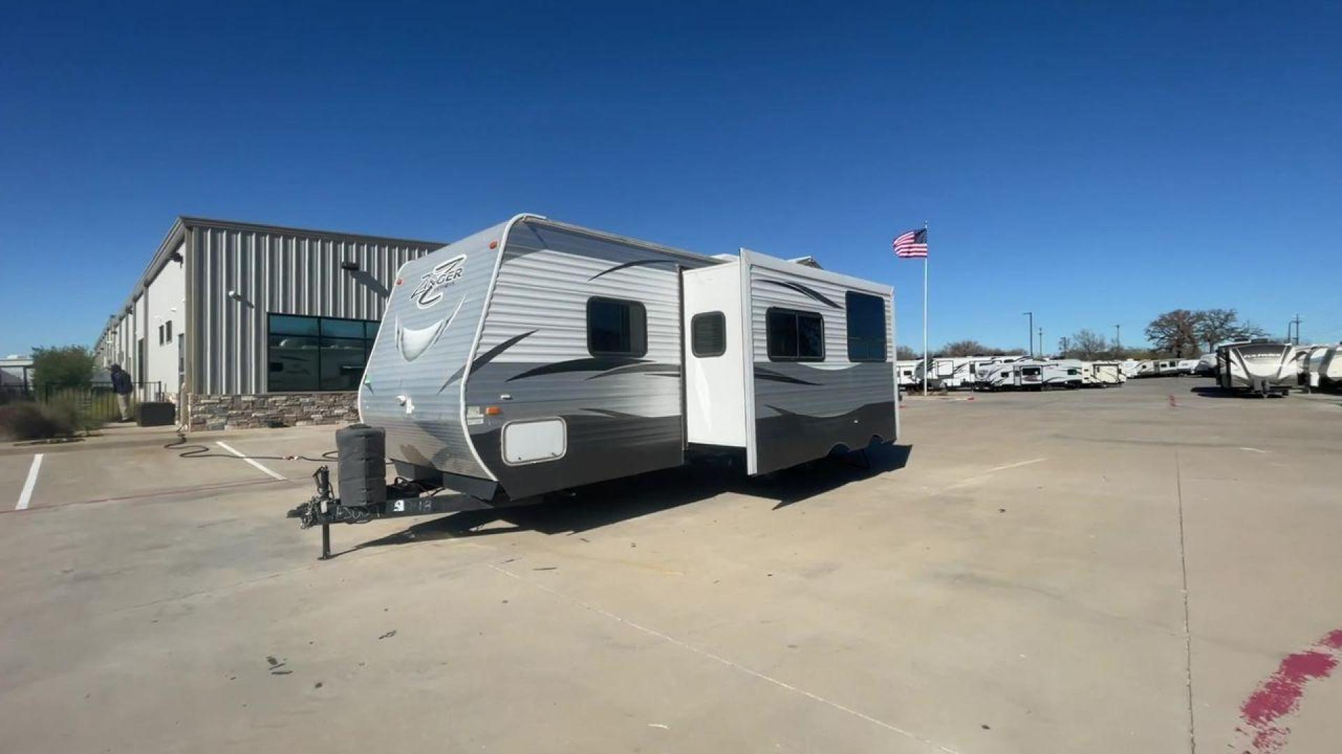 2017 WHITE CROSSROADS ZINGER 25RB (4V0TC2523HJ) , Length: 29.5 ft. | Dry Weight: 6,276 lbs. | Gross Weight: 7,870 lbs. | Slides: 1 transmission, located at 4319 N Main St, Cleburne, TX, 76033, (817) 678-5133, 32.385960, -97.391212 - Photo#5