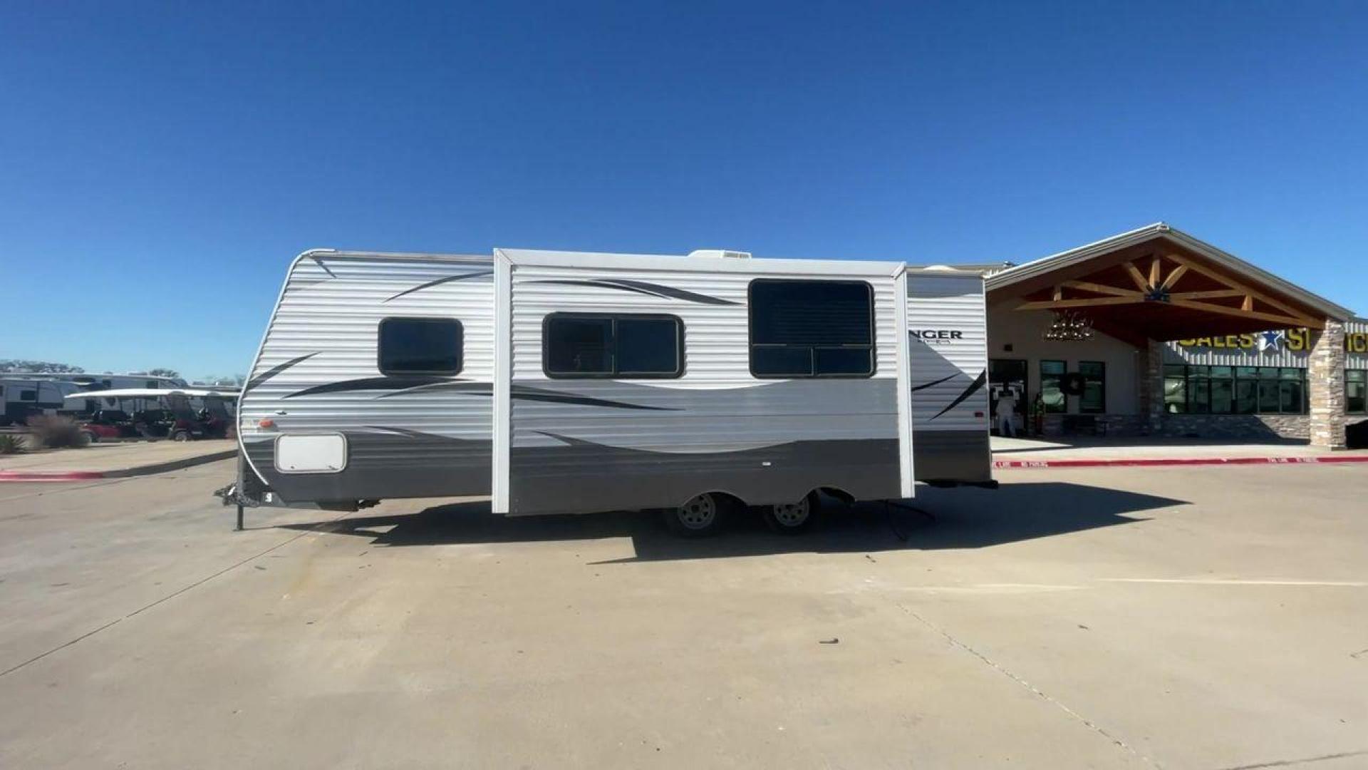 2017 WHITE CROSSROADS ZINGER 25RB (4V0TC2523HJ) , Length: 29.5 ft. | Dry Weight: 6,276 lbs. | Gross Weight: 7,870 lbs. | Slides: 1 transmission, located at 4319 N Main St, Cleburne, TX, 76033, (817) 678-5133, 32.385960, -97.391212 - Photo#6