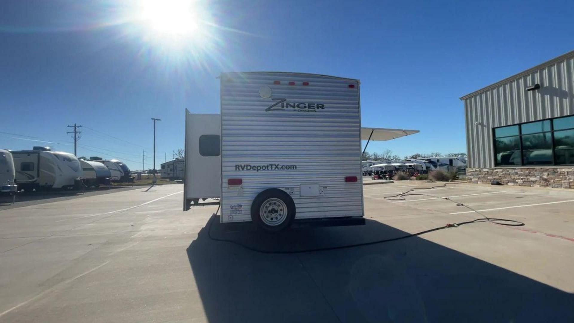 2017 WHITE CROSSROADS ZINGER 25RB (4V0TC2523HJ) , Length: 29.5 ft. | Dry Weight: 6,276 lbs. | Gross Weight: 7,870 lbs. | Slides: 1 transmission, located at 4319 N Main St, Cleburne, TX, 76033, (817) 678-5133, 32.385960, -97.391212 - Photo#8