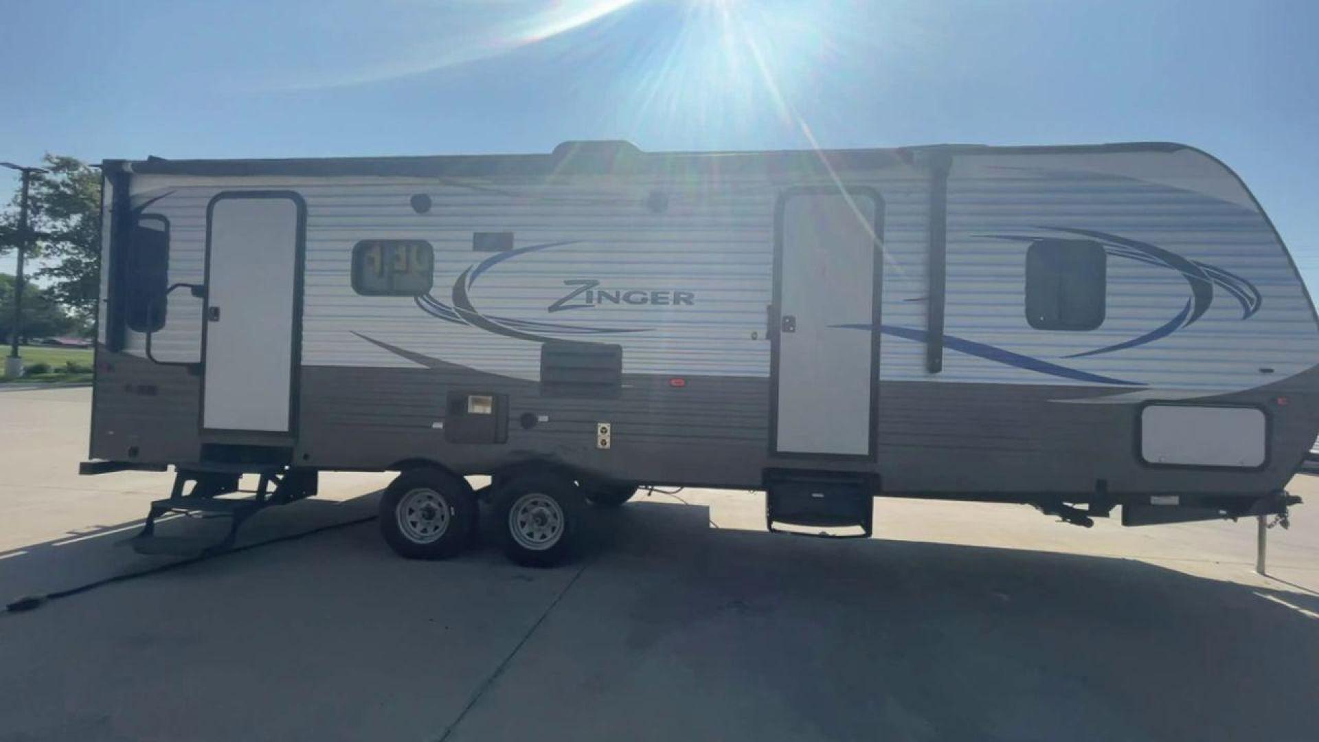 2017 WHITE CROSSROADS ZINGER Z1 27RL (4V0TC2721HJ) , Length: 31.92 ft. | Dry Weight: 6,744 lbs. | Gross Weight: 8,450 lbs. | Slides: 1 transmission, located at 4319 N Main St, Cleburne, TX, 76033, (817) 678-5133, 32.385960, -97.391212 - In the 2017 Crossroads Zinger Z1 27RL Travel Trailer, set out on an enjoyable and exciting trip. This well-designed RV combines a spacious interior with practical amenities to make the perfect mobile home for your travels. This unit has a dimension of 31.92 ft in length, 8 ft in width, and 11.17 - Photo#6