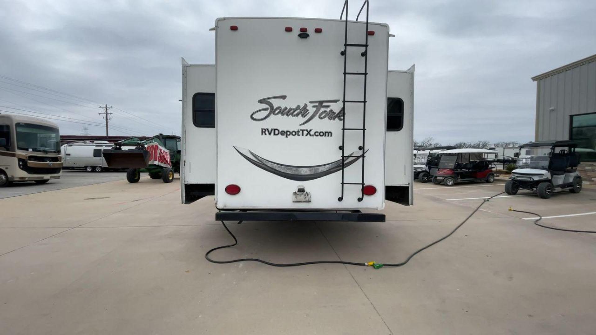 2017 CRUISER RV SOUTH FORK SANTA FE (5RXLG4228H1) , Length: 42.42 ft | Dry Weight: 13,702 lbs | Gross Weight: 16,000 lbs | Slides: 5 transmission, located at 4319 N Main St, Cleburne, TX, 76033, (817) 678-5133, 32.385960, -97.391212 - The 2017 Cruiser RV South Fork Santa Fe is a large and rugged fifth wheel that stands out with its striking exterior and practical features. With a length of 42.42 ft. and a height of 13.25 ft., this model offers an imposing presence on the road while providing ample space for all your needs. The RV - Photo#8