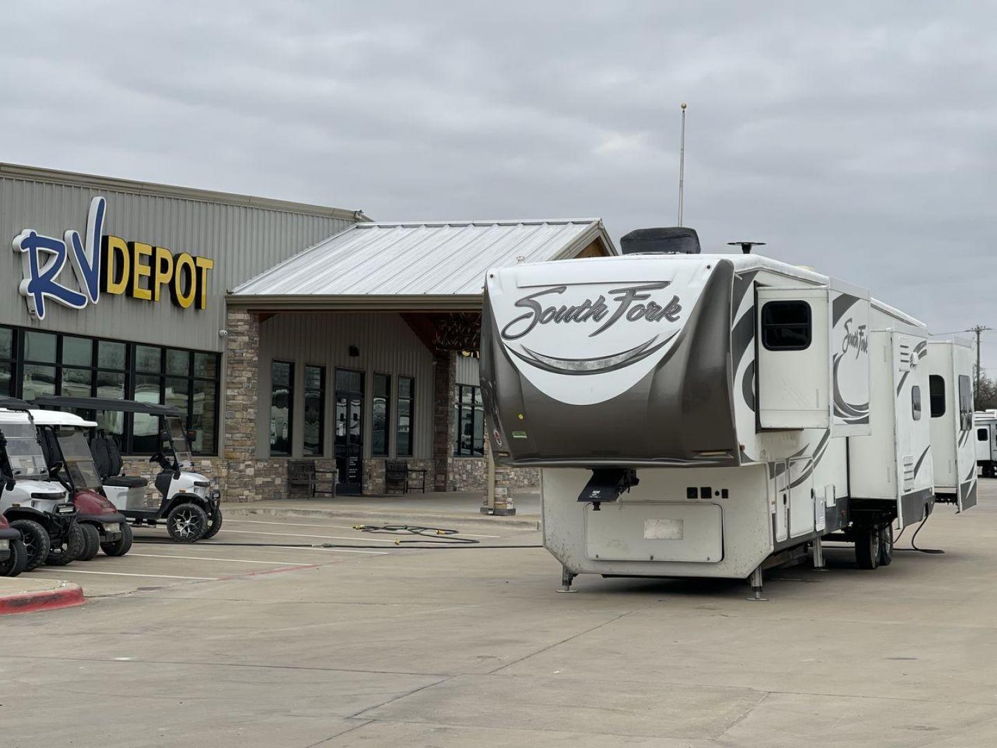 2017 CRUISER RV SOUTH FORK SANTA FE (5RXLG4228H1) , Length: 42.42 ft | Dry Weight: 13,702 lbs | Gross Weight: 16,000 lbs | Slides: 5 transmission, located at 4319 N Main St, Cleburne, TX, 76033, (817) 678-5133, 32.385960, -97.391212 - The 2017 Cruiser RV South Fork Santa Fe is a large and rugged fifth wheel that stands out with its striking exterior and practical features. With a length of 42.42 ft. and a height of 13.25 ft., this model offers an imposing presence on the road while providing ample space for all your needs. The RV - Photo#0