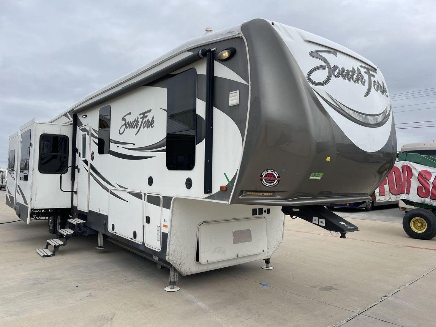 2017 CRUISER RV SOUTH FORK SANTA FE (5RXLG4228H1) , Length: 42.42 ft | Dry Weight: 13,702 lbs | Gross Weight: 16,000 lbs | Slides: 5 transmission, located at 4319 N Main St, Cleburne, TX, 76033, (817) 678-5133, 32.385960, -97.391212 - The 2017 Cruiser RV South Fork Santa Fe is a large and rugged fifth wheel that stands out with its striking exterior and practical features. With a length of 42.42 ft. and a height of 13.25 ft., this model offers an imposing presence on the road while providing ample space for all your needs. The RV - Photo#22