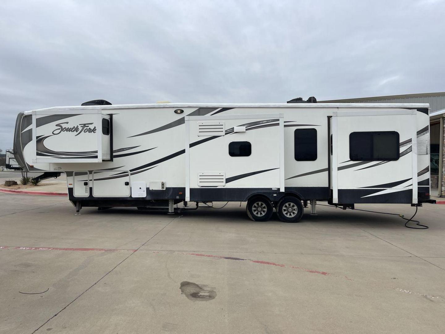 2017 CRUISER RV SOUTH FORK SANTA FE (5RXLG4228H1) , Length: 42.42 ft | Dry Weight: 13,702 lbs | Gross Weight: 16,000 lbs | Slides: 5 transmission, located at 4319 N Main St, Cleburne, TX, 76033, (817) 678-5133, 32.385960, -97.391212 - The 2017 Cruiser RV South Fork Santa Fe is a large and rugged fifth wheel that stands out with its striking exterior and practical features. With a length of 42.42 ft. and a height of 13.25 ft., this model offers an imposing presence on the road while providing ample space for all your needs. The RV - Photo#23