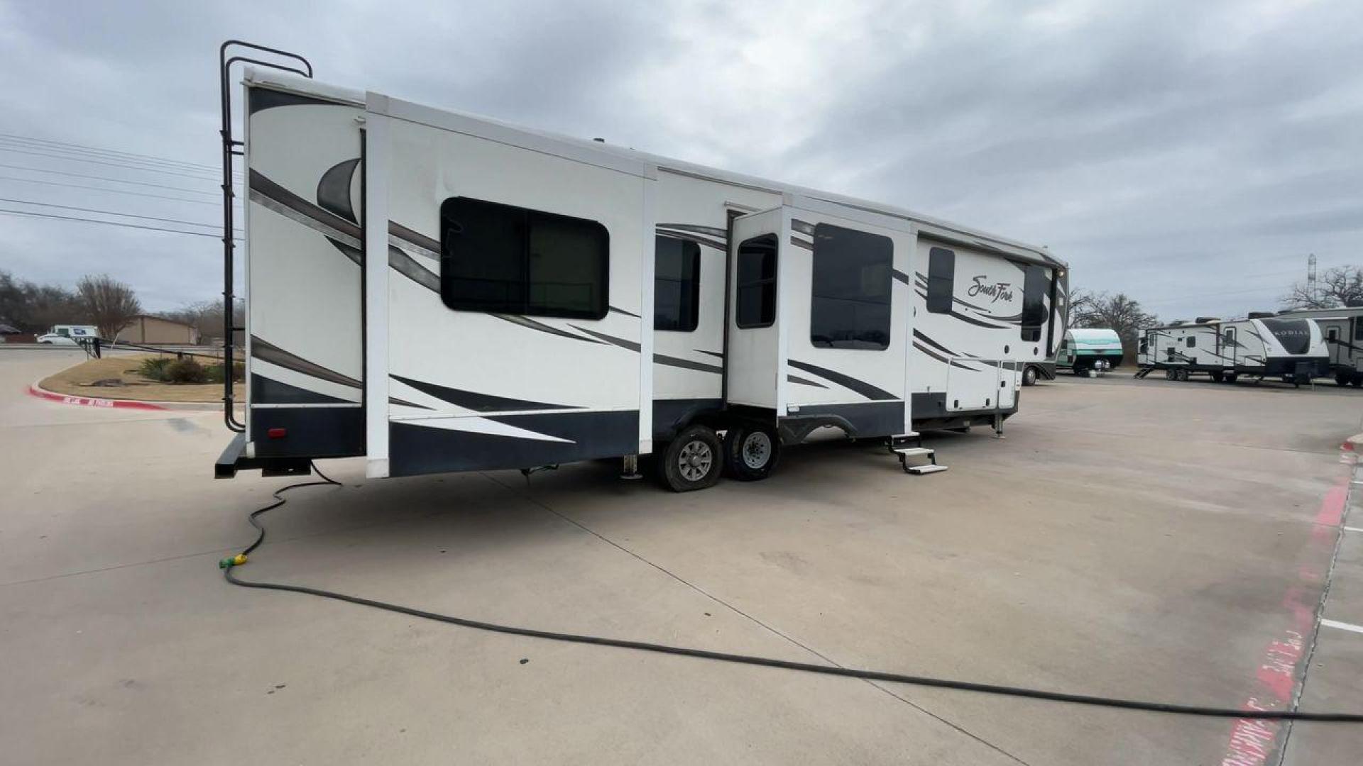 2017 CRUISER RV SOUTH FORK SANTA FE (5RXLG4228H1) , Length: 42.42 ft | Dry Weight: 13,702 lbs | Gross Weight: 16,000 lbs | Slides: 5 transmission, located at 4319 N Main St, Cleburne, TX, 76033, (817) 678-5133, 32.385960, -97.391212 - The 2017 Cruiser RV South Fork Santa Fe is a large and rugged fifth wheel that stands out with its striking exterior and practical features. With a length of 42.42 ft. and a height of 13.25 ft., this model offers an imposing presence on the road while providing ample space for all your needs. The RV - Photo#1