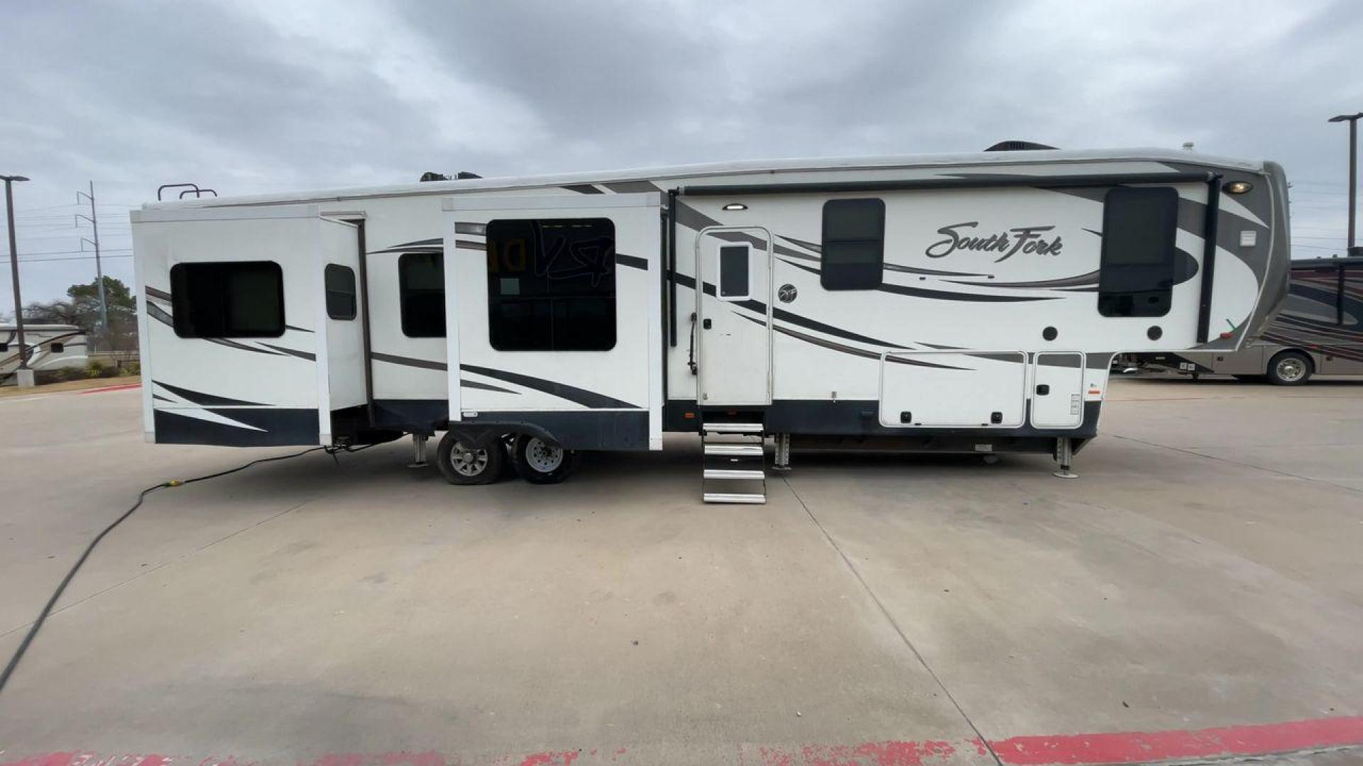 2017 CRUISER RV SOUTH FORK SANTA FE (5RXLG4228H1) , Length: 42.42 ft | Dry Weight: 13,702 lbs | Gross Weight: 16,000 lbs | Slides: 5 transmission, located at 4319 N Main St, Cleburne, TX, 76033, (817) 678-5133, 32.385960, -97.391212 - The 2017 Cruiser RV South Fork Santa Fe is a large and rugged fifth wheel that stands out with its striking exterior and practical features. With a length of 42.42 ft. and a height of 13.25 ft., this model offers an imposing presence on the road while providing ample space for all your needs. The RV - Photo#2