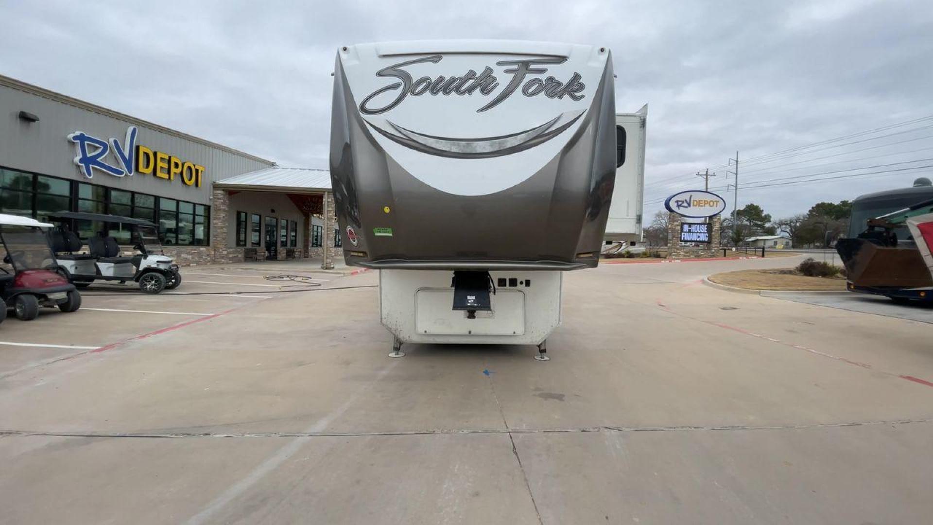 2017 CRUISER RV SOUTH FORK SANTA FE (5RXLG4228H1) , Length: 42.42 ft | Dry Weight: 13,702 lbs | Gross Weight: 16,000 lbs | Slides: 5 transmission, located at 4319 N Main St, Cleburne, TX, 76033, (817) 678-5133, 32.385960, -97.391212 - The 2017 Cruiser RV South Fork Santa Fe is a large and rugged fifth wheel that stands out with its striking exterior and practical features. With a length of 42.42 ft. and a height of 13.25 ft., this model offers an imposing presence on the road while providing ample space for all your needs. The RV - Photo#4