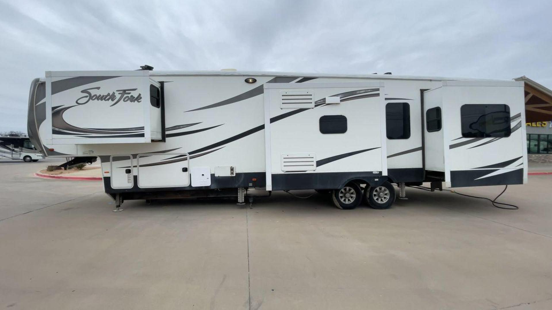 2017 CRUISER RV SOUTH FORK SANTA FE (5RXLG4228H1) , Length: 42.42 ft | Dry Weight: 13,702 lbs | Gross Weight: 16,000 lbs | Slides: 5 transmission, located at 4319 N Main St, Cleburne, TX, 76033, (817) 678-5133, 32.385960, -97.391212 - The 2017 Cruiser RV South Fork Santa Fe is a large and rugged fifth wheel that stands out with its striking exterior and practical features. With a length of 42.42 ft. and a height of 13.25 ft., this model offers an imposing presence on the road while providing ample space for all your needs. The RV - Photo#6