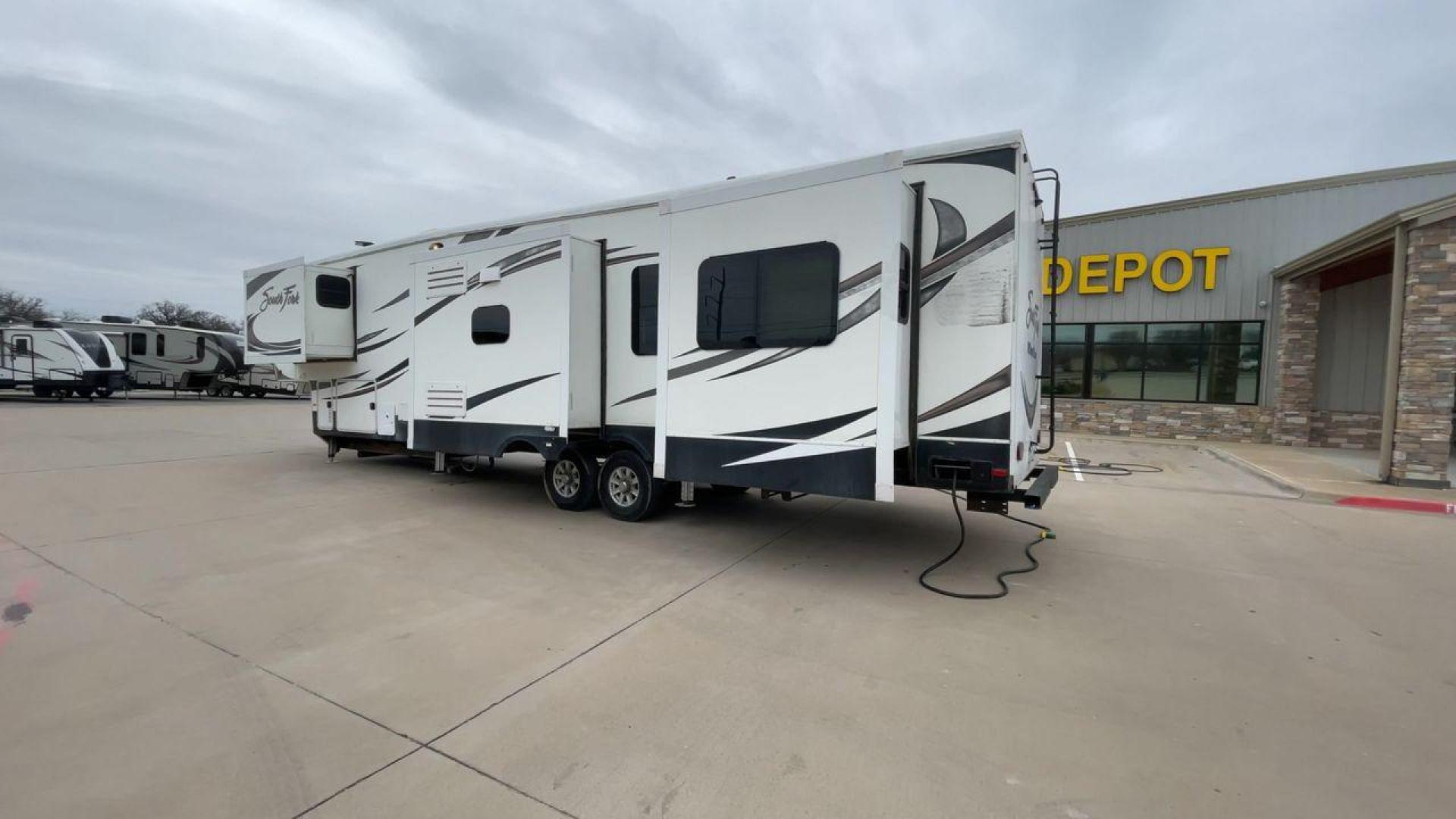 2017 CRUISER RV SOUTH FORK SANTA FE (5RXLG4228H1) , Length: 42.42 ft | Dry Weight: 13,702 lbs | Gross Weight: 16,000 lbs | Slides: 5 transmission, located at 4319 N Main St, Cleburne, TX, 76033, (817) 678-5133, 32.385960, -97.391212 - The 2017 Cruiser RV South Fork Santa Fe is a large and rugged fifth wheel that stands out with its striking exterior and practical features. With a length of 42.42 ft. and a height of 13.25 ft., this model offers an imposing presence on the road while providing ample space for all your needs. The RV - Photo#7