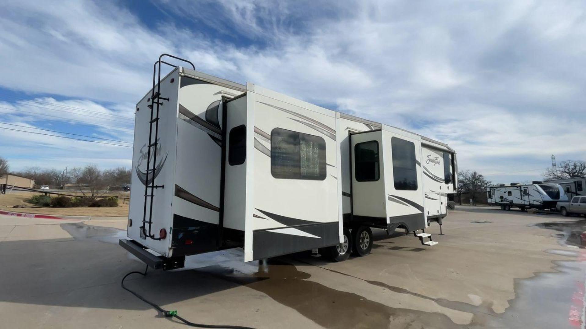 2017 CRUISER SOUTH FORK SANTA FE (5RXLG4228H1) , Length: 42.42 ft | Dry Weight: 13,702 lbs | Gross Weight: 16,000 lbs | Slides: 5 transmission, located at 4319 N Main St, Cleburne, TX, 76033, (817) 678-5133, 32.385960, -97.391212 - The 2017 Cruiser South Fork Santa Fe is a spacious and durable fifth wheel RV, perfect for extended trips or full-time living. Measuring 42.42 feet in length, this RV offers plenty of room without sacrificing maneuverability. With a dry weight of 13,702 lbs and a gross weight of 16,000 lbs, it strik - Photo#1