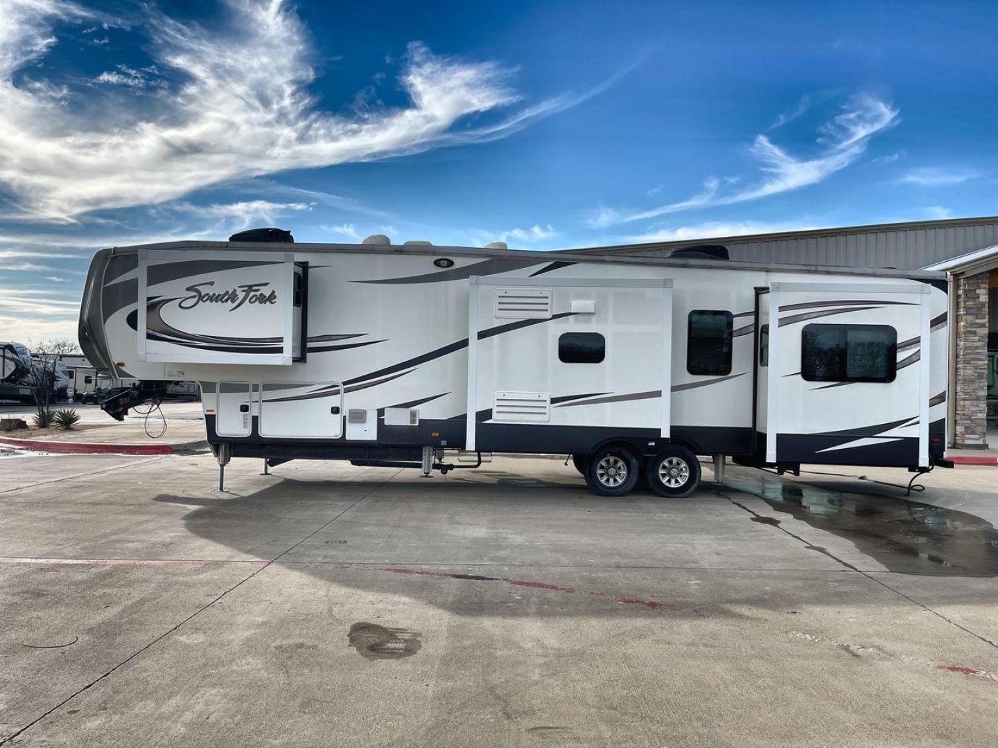 2017 CRUISER SOUTH FORK SANTA FE (5RXLG4228H1) , Length: 42.42 ft | Dry Weight: 13,702 lbs | Gross Weight: 16,000 lbs | Slides: 5 transmission, located at 4319 N Main St, Cleburne, TX, 76033, (817) 678-5133, 32.385960, -97.391212 - The 2017 Cruiser South Fork Santa Fe is a spacious and durable fifth wheel RV, perfect for extended trips or full-time living. Measuring 42.42 feet in length, this RV offers plenty of room without sacrificing maneuverability. With a dry weight of 13,702 lbs and a gross weight of 16,000 lbs, it strik - Photo#23