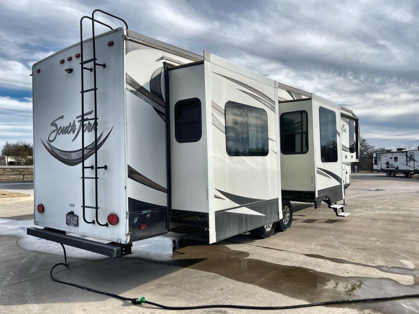 2017 CRUISER SOUTH FORK SANTA FE (5RXLG4228H1) , Length: 42.42 ft | Dry Weight: 13,702 lbs | Gross Weight: 16,000 lbs | Slides: 5 transmission, located at 4319 N Main St, Cleburne, TX, 76033, (817) 678-5133, 32.385960, -97.391212 - The 2017 Cruiser South Fork Santa Fe is a spacious and durable fifth wheel RV, perfect for extended trips or full-time living. Measuring 42.42 feet in length, this RV offers plenty of room without sacrificing maneuverability. With a dry weight of 13,702 lbs and a gross weight of 16,000 lbs, it strik - Photo#24