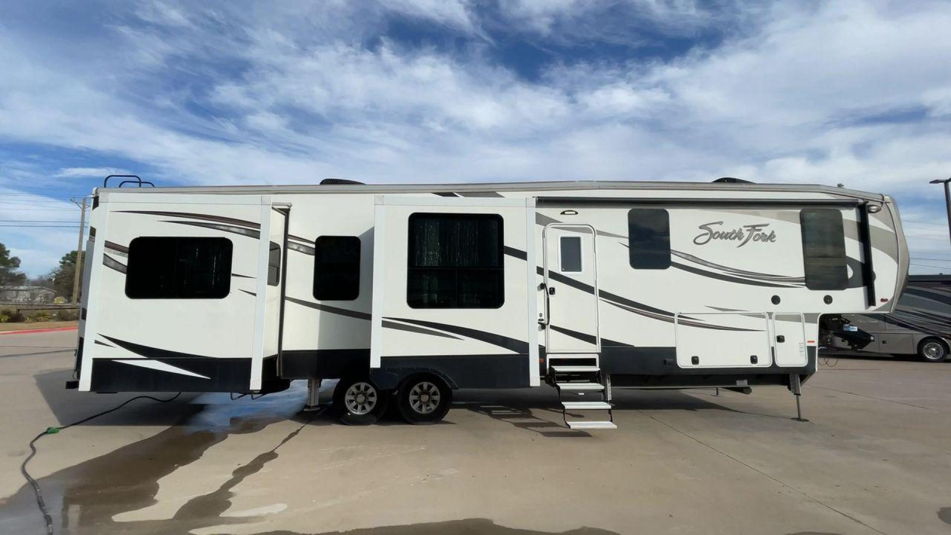 2017 CRUISER SOUTH FORK SANTA FE (5RXLG4228H1) , Length: 42.42 ft | Dry Weight: 13,702 lbs | Gross Weight: 16,000 lbs | Slides: 5 transmission, located at 4319 N Main St, Cleburne, TX, 76033, (817) 678-5133, 32.385960, -97.391212 - The 2017 Cruiser South Fork Santa Fe is a spacious and durable fifth wheel RV, perfect for extended trips or full-time living. Measuring 42.42 feet in length, this RV offers plenty of room without sacrificing maneuverability. With a dry weight of 13,702 lbs and a gross weight of 16,000 lbs, it strik - Photo#2