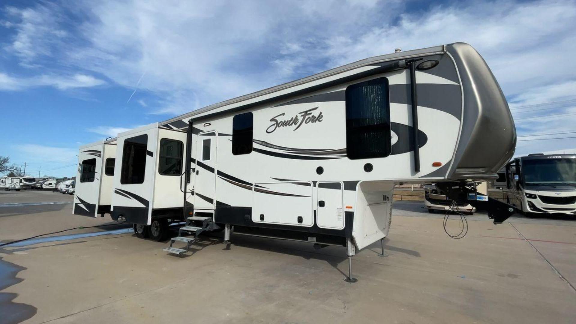 2017 CRUISER SOUTH FORK SANTA FE (5RXLG4228H1) , Length: 42.42 ft | Dry Weight: 13,702 lbs | Gross Weight: 16,000 lbs | Slides: 5 transmission, located at 4319 N Main St, Cleburne, TX, 76033, (817) 678-5133, 32.385960, -97.391212 - The 2017 Cruiser South Fork Santa Fe is a spacious and durable fifth wheel RV, perfect for extended trips or full-time living. Measuring 42.42 feet in length, this RV offers plenty of room without sacrificing maneuverability. With a dry weight of 13,702 lbs and a gross weight of 16,000 lbs, it strik - Photo#3