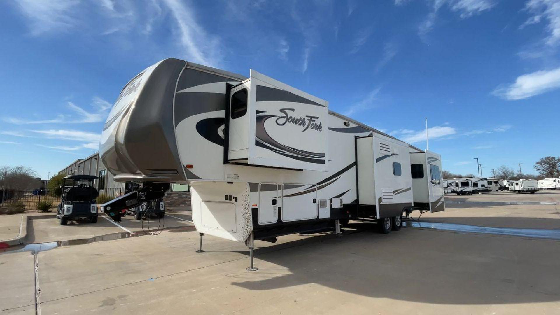 2017 CRUISER SOUTH FORK SANTA FE (5RXLG4228H1) , Length: 42.42 ft | Dry Weight: 13,702 lbs | Gross Weight: 16,000 lbs | Slides: 5 transmission, located at 4319 N Main St, Cleburne, TX, 76033, (817) 678-5133, 32.385960, -97.391212 - The 2017 Cruiser South Fork Santa Fe is a spacious and durable fifth wheel RV, perfect for extended trips or full-time living. Measuring 42.42 feet in length, this RV offers plenty of room without sacrificing maneuverability. With a dry weight of 13,702 lbs and a gross weight of 16,000 lbs, it strik - Photo#5