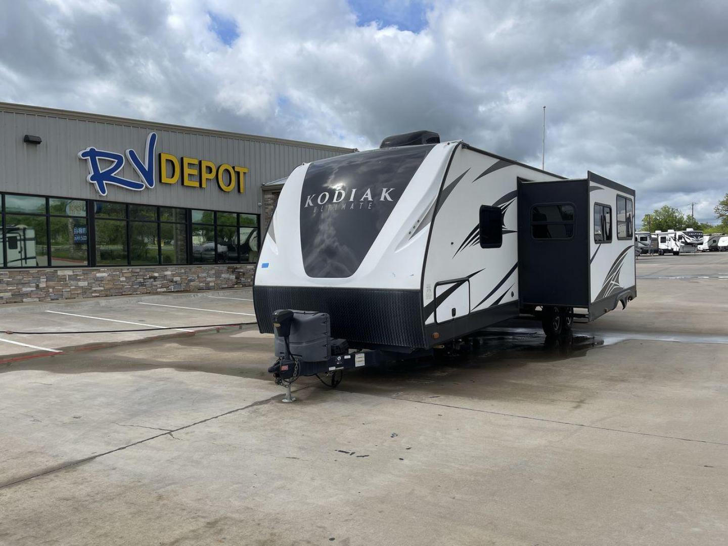 2017 WHITE DUTCHMAN KODIAK 295TBHS (4YDT29529HJ) , Length: 33.25 ft. | Dry Weight: 5,963 lbs. | Slides: 1 transmission, located at 4319 N Main St, Cleburne, TX, 76033, (817) 678-5133, 32.385960, -97.391212 - Enjoy the ease of use and practical features of the 2017 Dutchmen Kodiak 295TBHS! This travel trailer measures 33.25 ft. in length and 10.83 ft. in height. It has a dry weight of 5,963 lbs. and a payload capacity of 1,637 lbs. With a 718-pound hitch weight, it’s fairly light and easy to tow! It - Photo#0