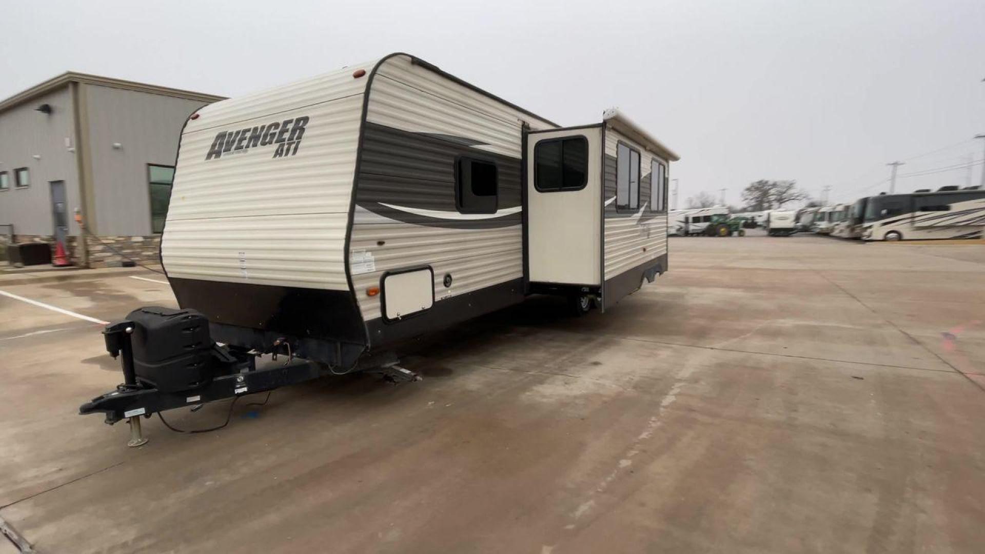 2017 FOREST RIVER AVENGER 27RBS (5ZT2AVSB3HB) , Length: 32.92 ft. | Dry Weight: 6,652 lbs. | Gross Weight: 9,521 lbs. | Slides: 1 transmission, located at 4319 N Main St, Cleburne, TX, 76033, (817) 678-5133, 32.385960, -97.391212 - Photo#5