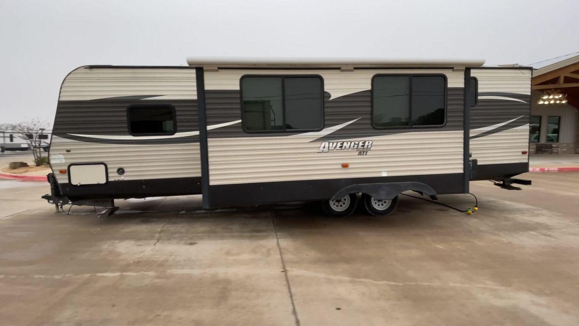 2017 FOREST RIVER AVENGER 27RBS (5ZT2AVSB3HB) , Length: 32.92 ft. | Dry Weight: 6,652 lbs. | Gross Weight: 9,521 lbs. | Slides: 1 transmission, located at 4319 N Main St, Cleburne, TX, 76033, (817) 678-5133, 32.385960, -97.391212 - Photo#6