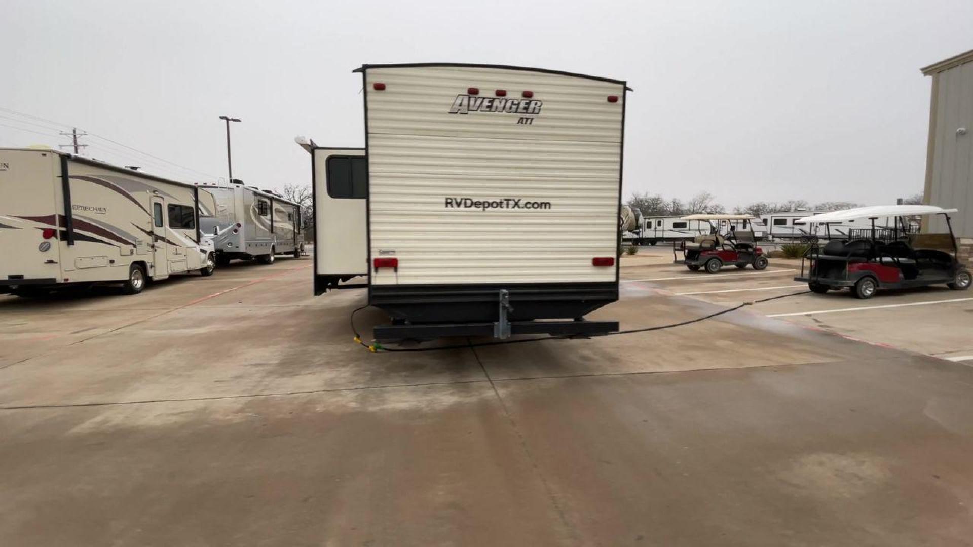 2017 FOREST RIVER AVENGER 27RBS (5ZT2AVSB3HB) , Length: 32.92 ft. | Dry Weight: 6,652 lbs. | Gross Weight: 9,521 lbs. | Slides: 1 transmission, located at 4319 N Main St, Cleburne, TX, 76033, (817) 678-5133, 32.385960, -97.391212 - Photo#8