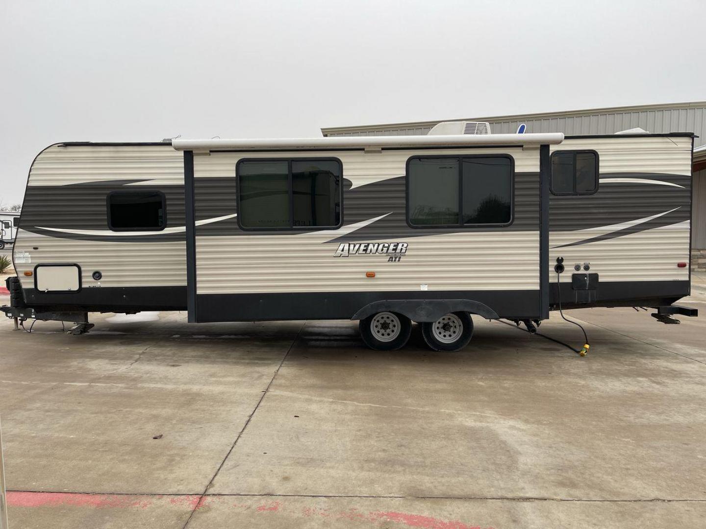 2017 FOREST RIVER AVENGER 27RBS (5ZT2AVSB3HB) , Length: 32.92 ft. | Dry Weight: 6,652 lbs. | Gross Weight: 9,521 lbs. | Slides: 1 transmission, located at 4319 N Main St, Cleburne, TX, 76033, (817) 678-5133, 32.385960, -97.391212 - Photo#23