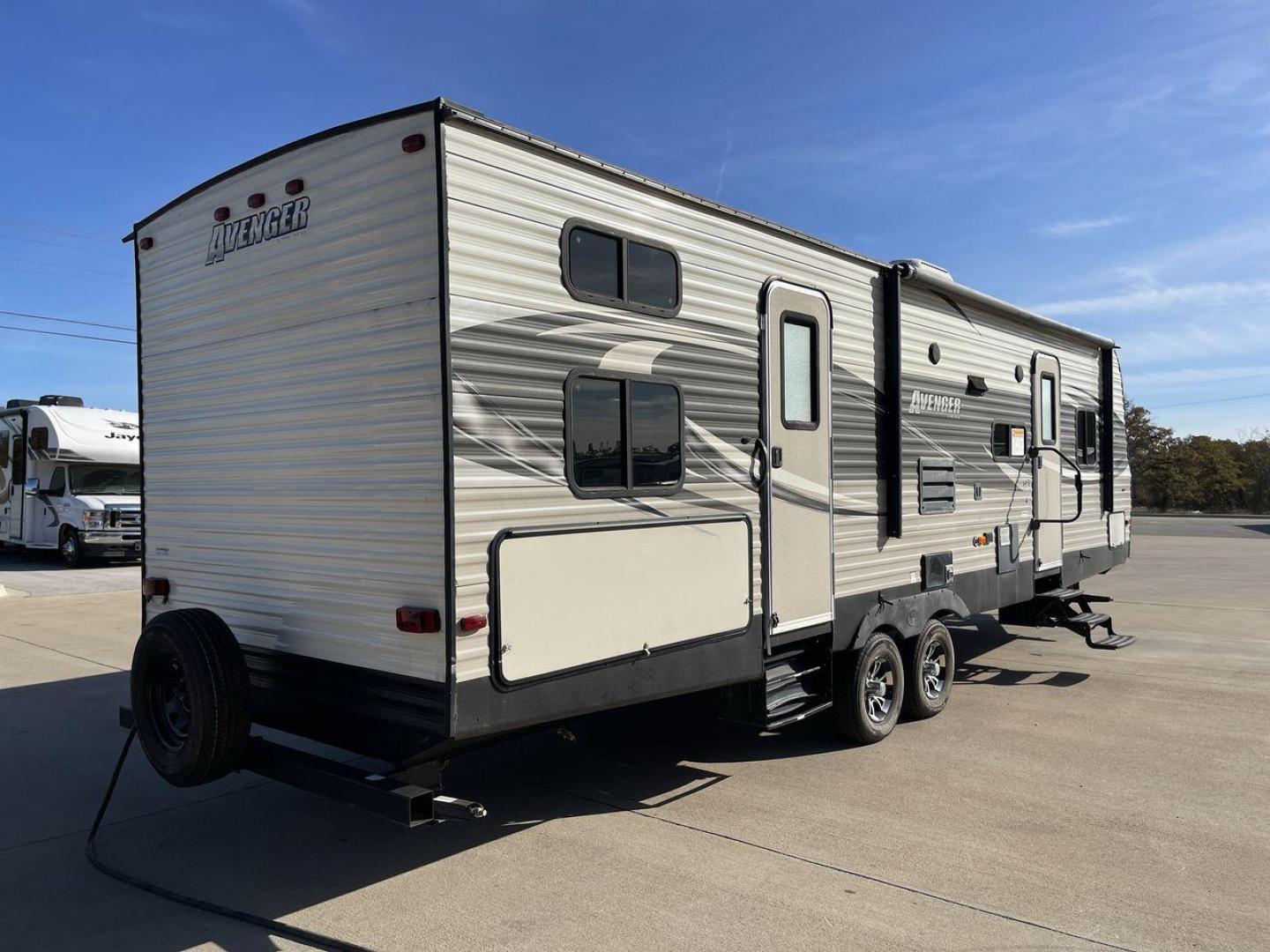 2017 FOREST RIVER AVENGER 30QBS (5ZT2AVVB3HB) , Length: 33.92 ft. | Dry Weight: 7,151 lbs. | Gross Weight: 9,685 lbs. | Slides: 1 transmission, located at 4319 N Main St, Cleburne, TX, 76033, (817) 678-5133, 32.385960, -97.391212 - The 2017 Avenger 30QBS is a well-designed travel trailer that showcases a rugged yet stylish exterior. With a length of 33.92 feet, this RV presents a spacious and balanced silhouette. A sleek gray finish covers the side panels, complemented by black and silver graphic accents that enhance the moder - Photo#24