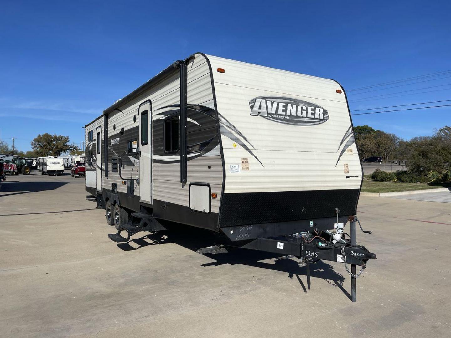 2017 FOREST RIVER AVENGER 30QBS (5ZT2AVVB3HB) , Length: 33.92 ft. | Dry Weight: 7,151 lbs. | Gross Weight: 9,685 lbs. | Slides: 1 transmission, located at 4319 N Main St, Cleburne, TX, 76033, (817) 678-5133, 32.385960, -97.391212 - The 2017 Avenger 30QBS is a well-designed travel trailer that showcases a rugged yet stylish exterior. With a length of 33.92 feet, this RV presents a spacious and balanced silhouette. A sleek gray finish covers the side panels, complemented by black and silver graphic accents that enhance the moder - Photo#22