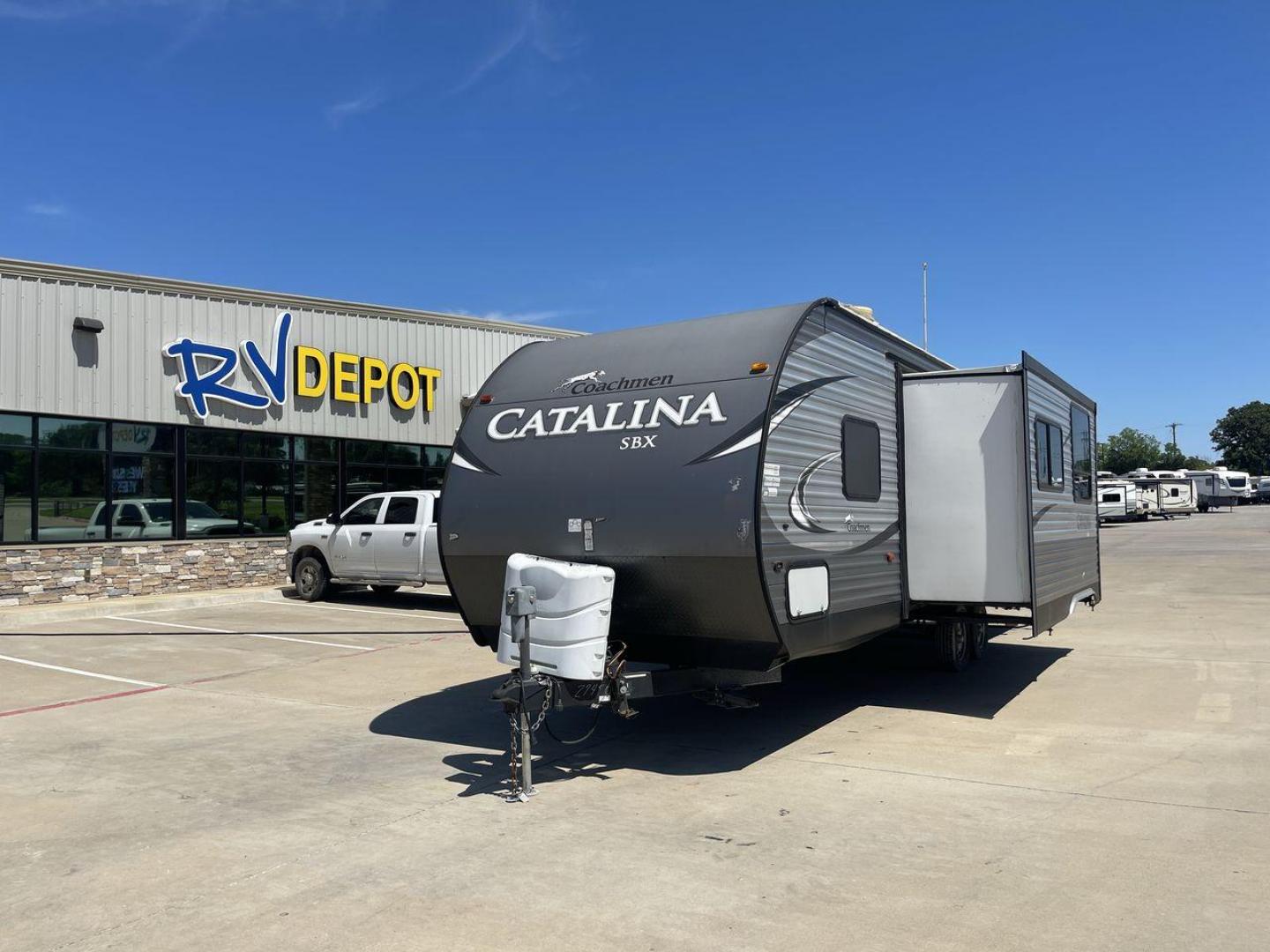 2017 FOREST RIVER CATALINA 261BHS (5ZT2CARB3HU) , Length: 30.25 ft. | Dry Weight: 6,198 lbs. | Gross Weight: 7,700 lbs. | Slides: 1 transmission, located at 4319 N Main St, Cleburne, TX, 76033, (817) 678-5133, 32.385960, -97.391212 - This 2017 Forest River Catalina 261BHS is a dual-axle aluminum wheel setup measuring 30.25 ft. in length and 11.08 ft. in height. It has a dry weight of 6,198 lbs. and a GVWR of 7,700 lbs. It includes one power slide as well as one power awning. This travel trailer is a bunkhouse model that can s - Photo#0